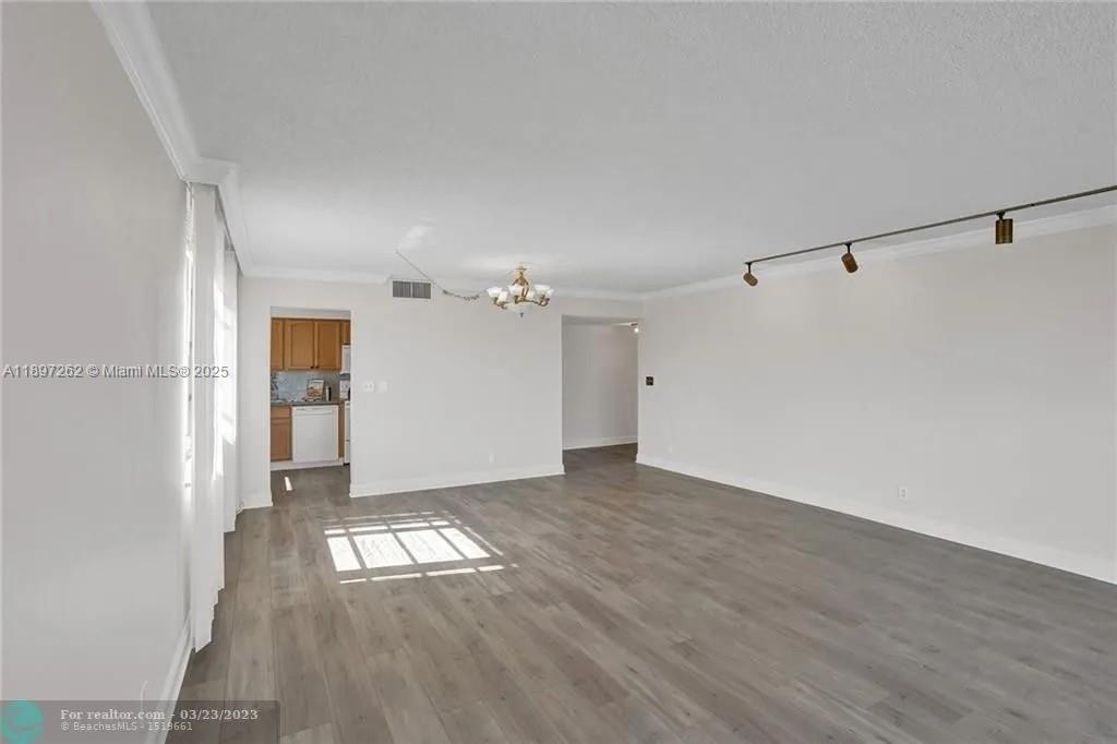 Ver detalles 337 3 / 2 1458 sq. ft. $ 2025-10-16 0 foto