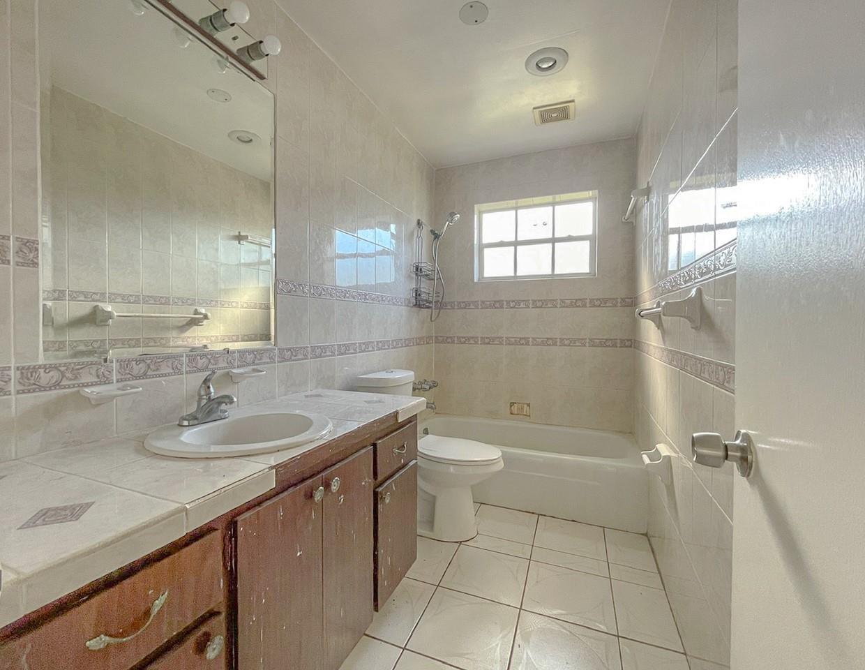 Ver detalles 2421 3 / 2 1346 sq. ft. $ 2026-01-31 0 foto