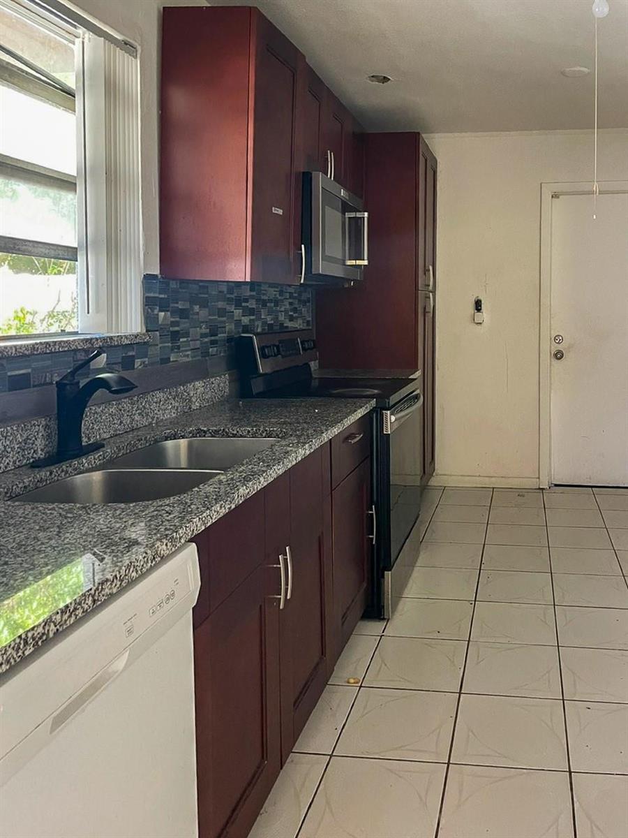 Ver detalles 2421 3 / 2 1346 sq. ft. $ 2026-01-31 0 foto