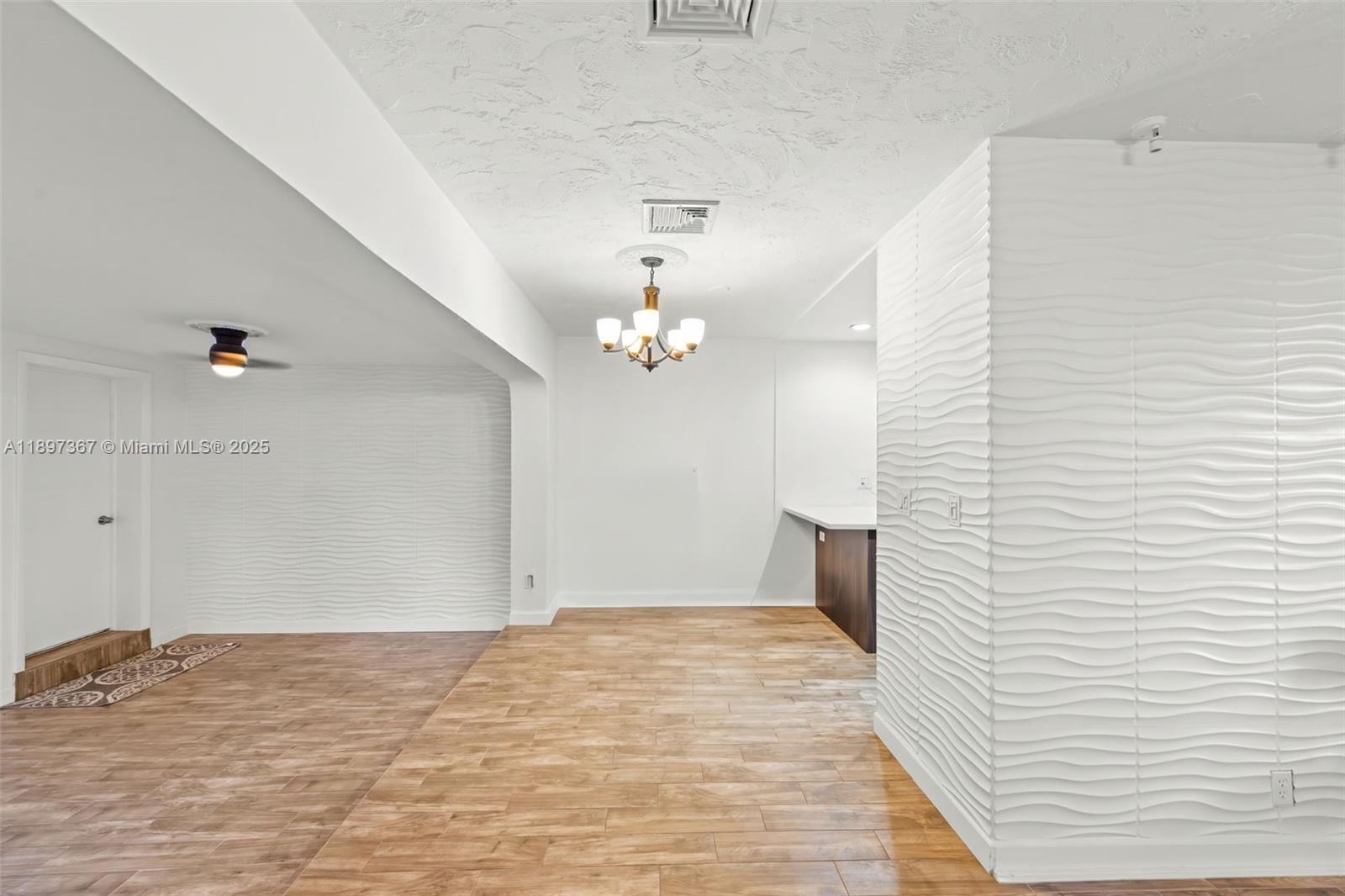 Ver detalles 23 5 / 4 2280 sq. ft. $ 2025-10-16 0 foto