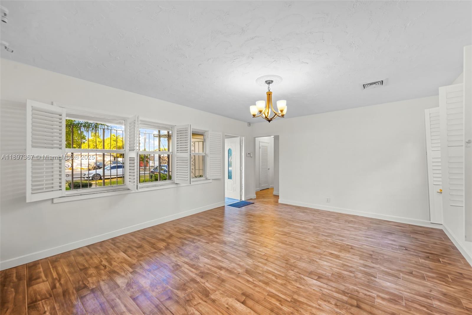 Ver detalles 23 5 / 4 2280 sq. ft. $ 2025-10-16 0 foto