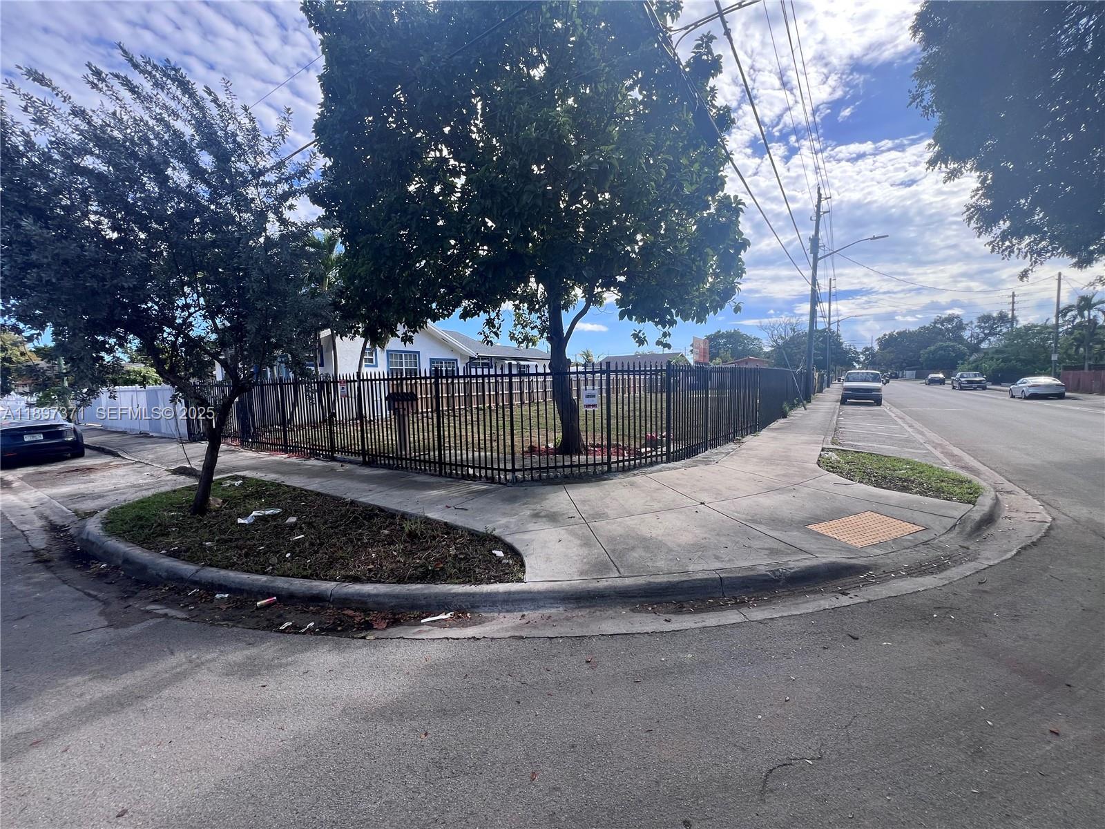   /   кв.футов $ 2025-10-16 0 Фото