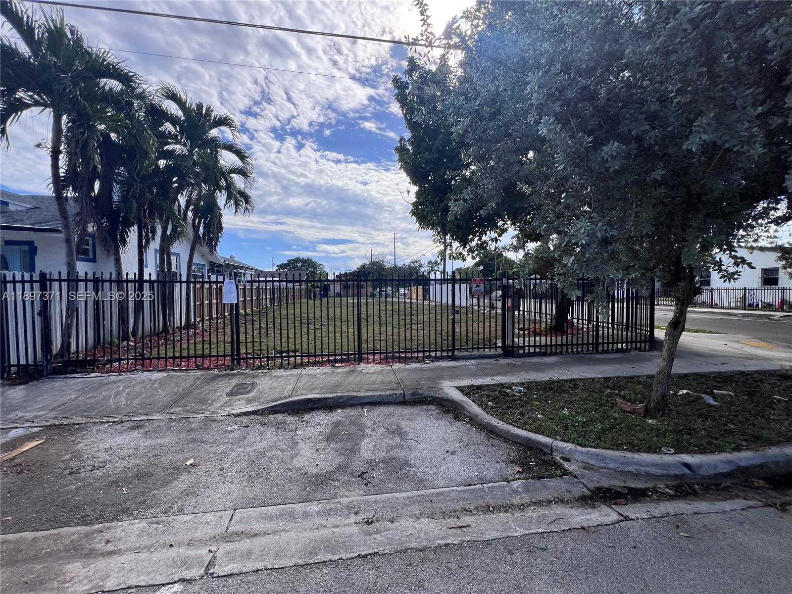   /   кв.футов $ 2025-10-16 0 Фото