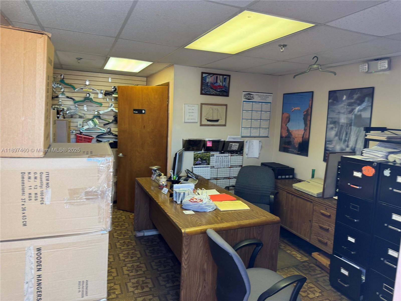 3  /   кв.футов $ 2025-10-16 0 Фото