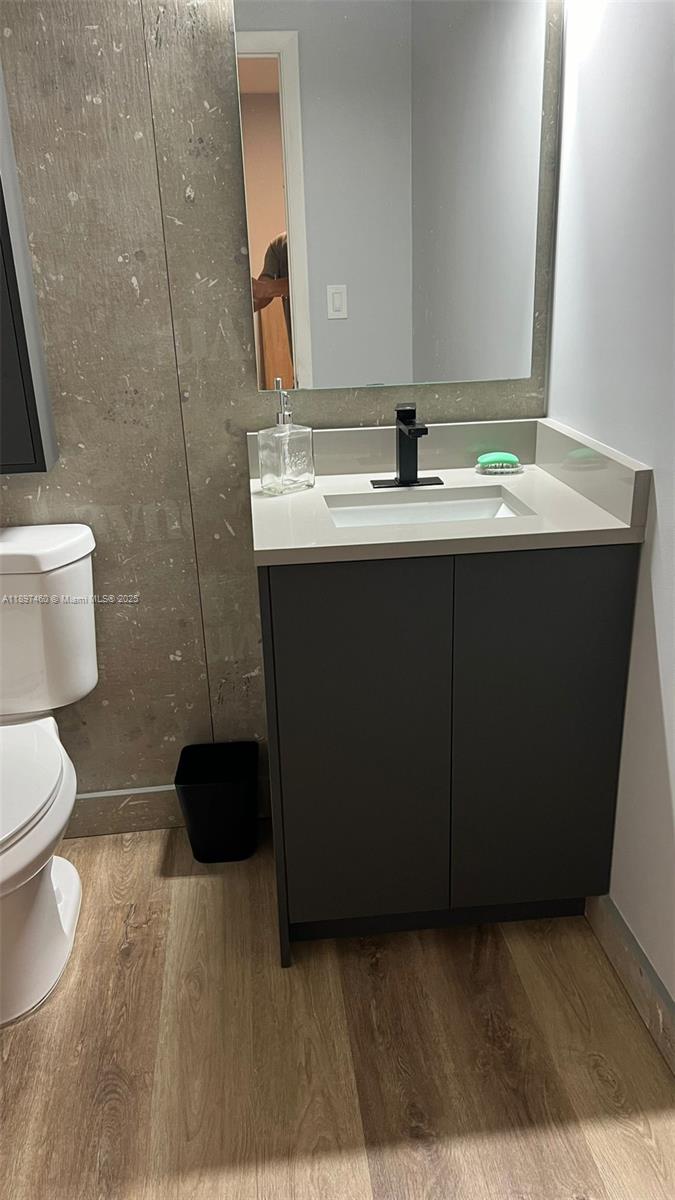 3  /   кв.футов $ 2025-10-16 0 Фото