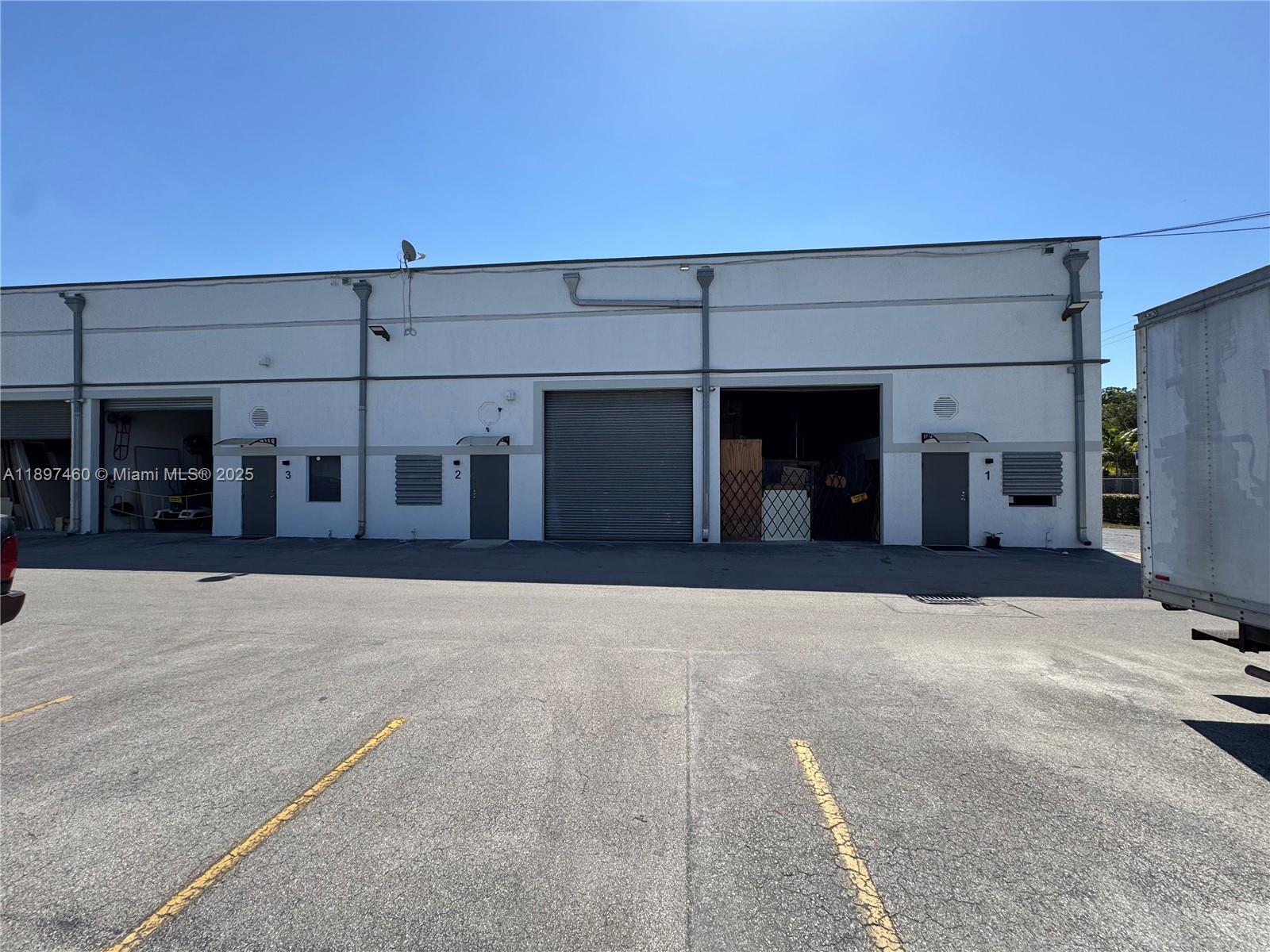 3  /   кв.футов $ 2025-10-16 0 Фото