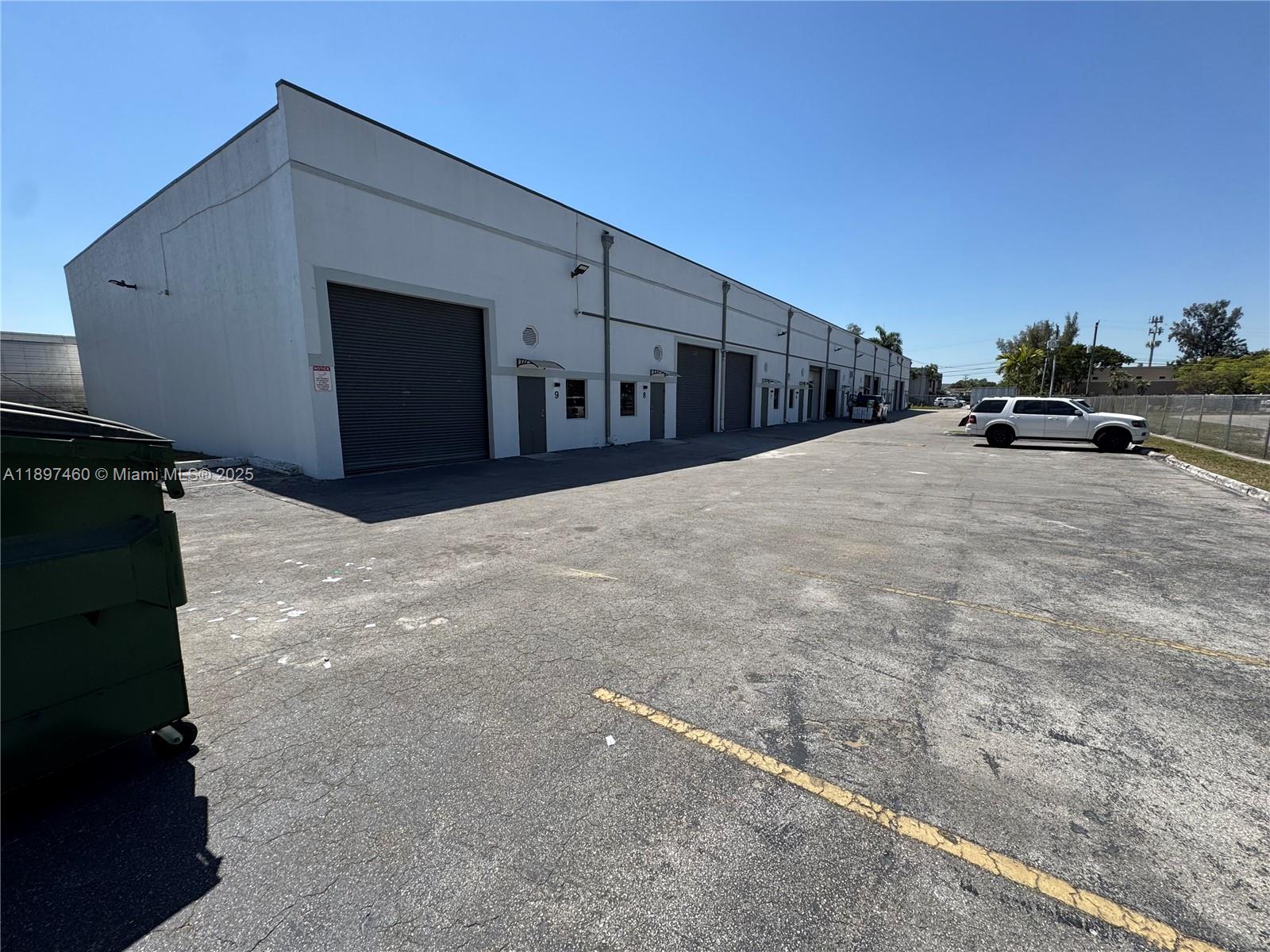 3  /   кв.футов $ 2025-10-16 0 Фото