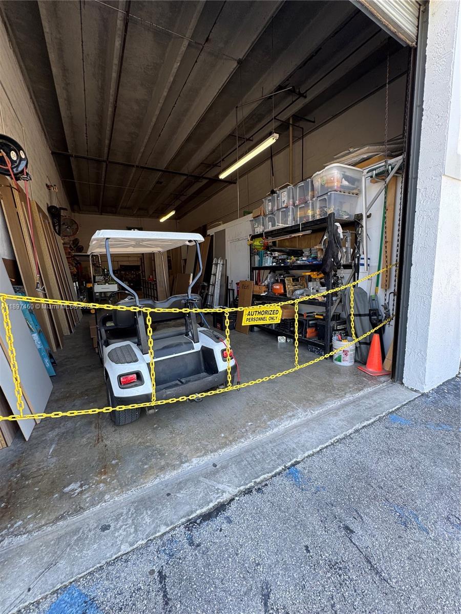 3  /   кв.футов $ 2025-10-16 0 Фото