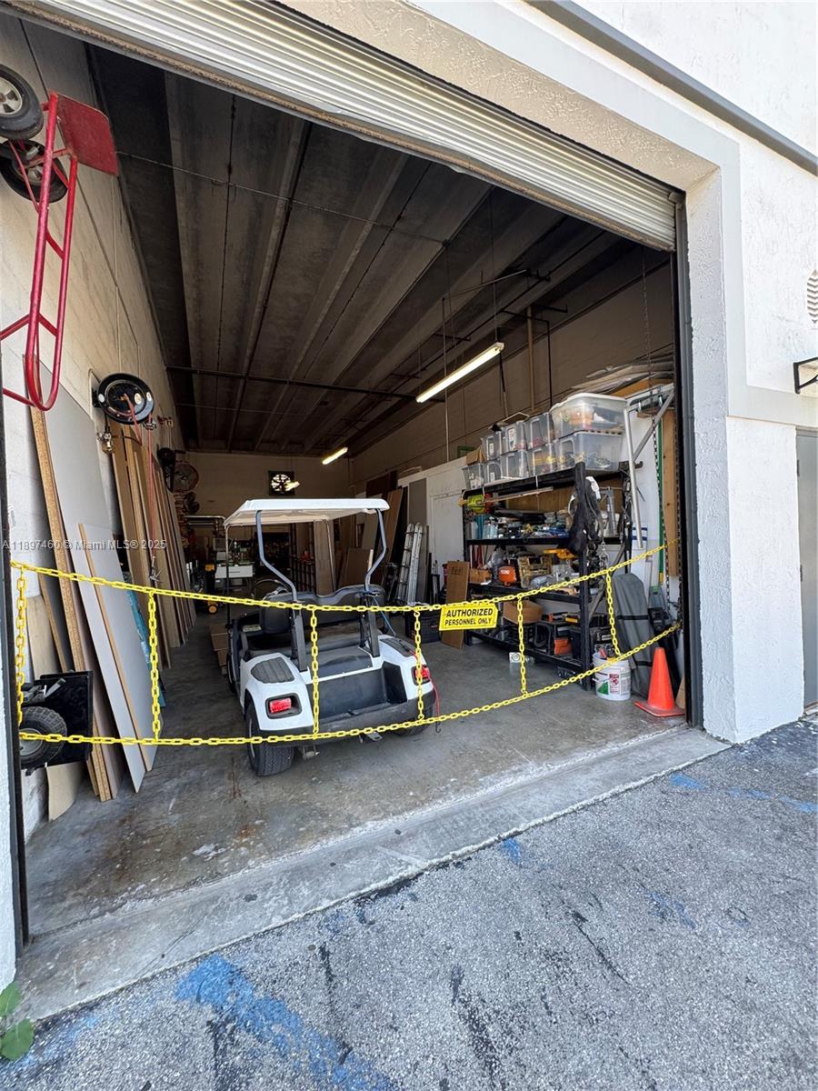 3  /   кв.футов $ 2025-10-16 0 Фото