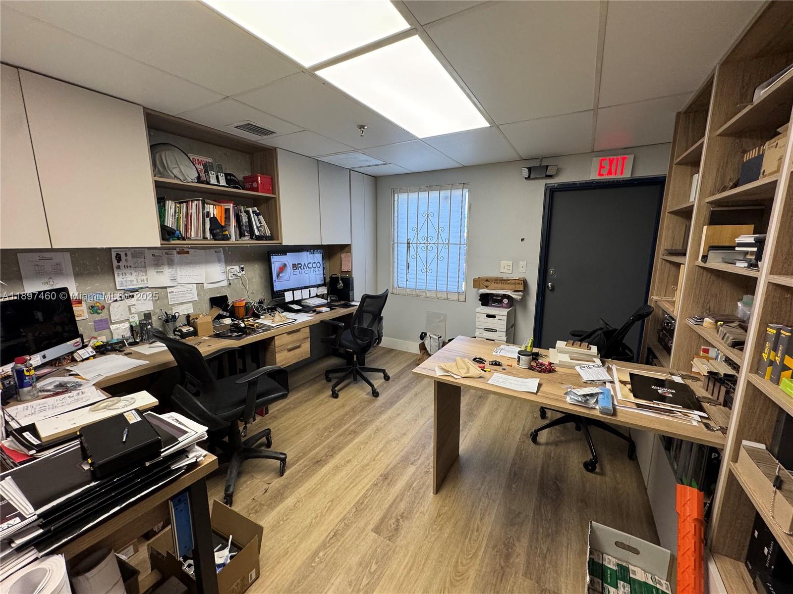 3  /   кв.футов $ 2025-10-16 0 Фото