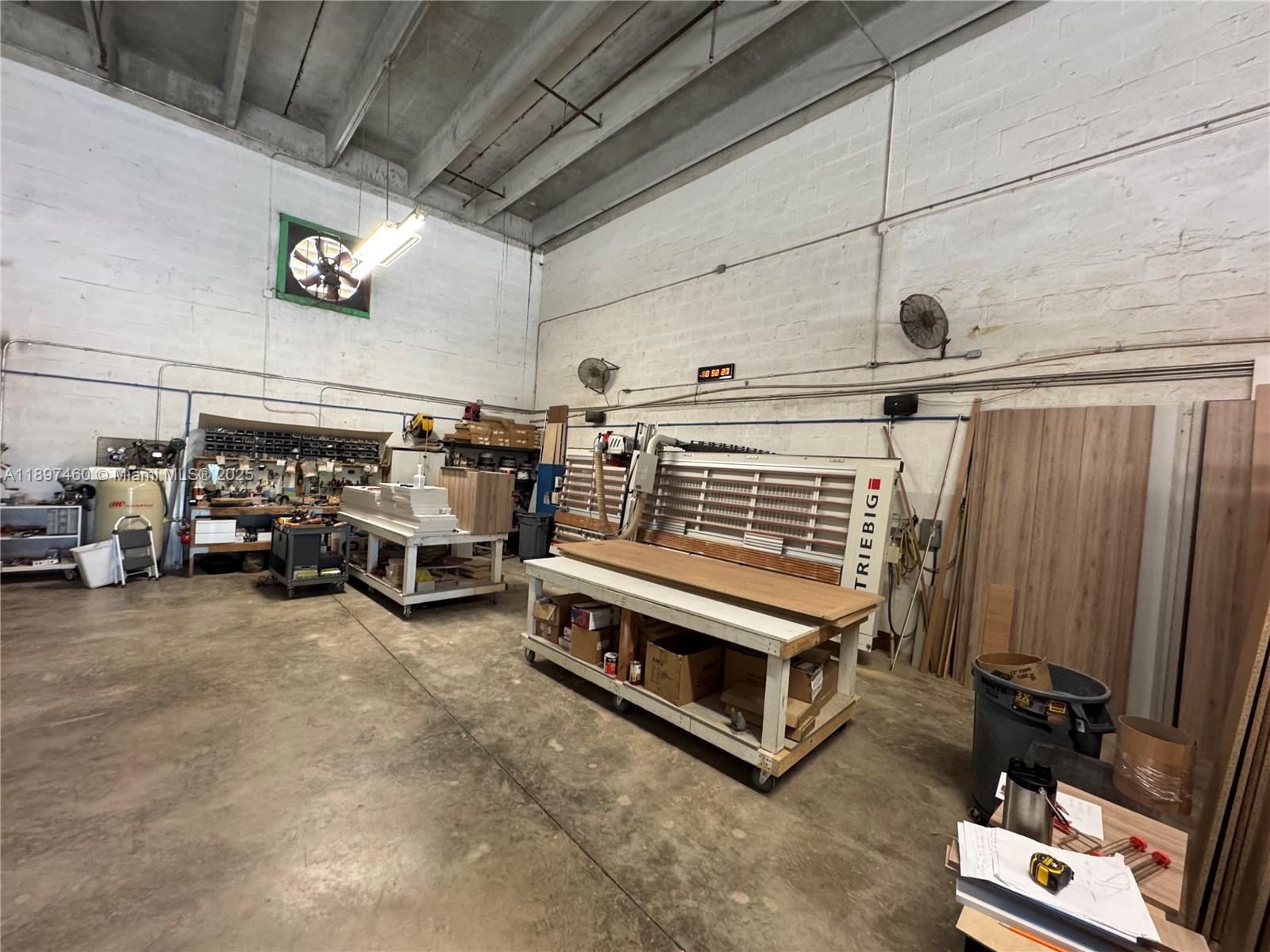 3  /   кв.футов $ 2025-10-16 0 Фото