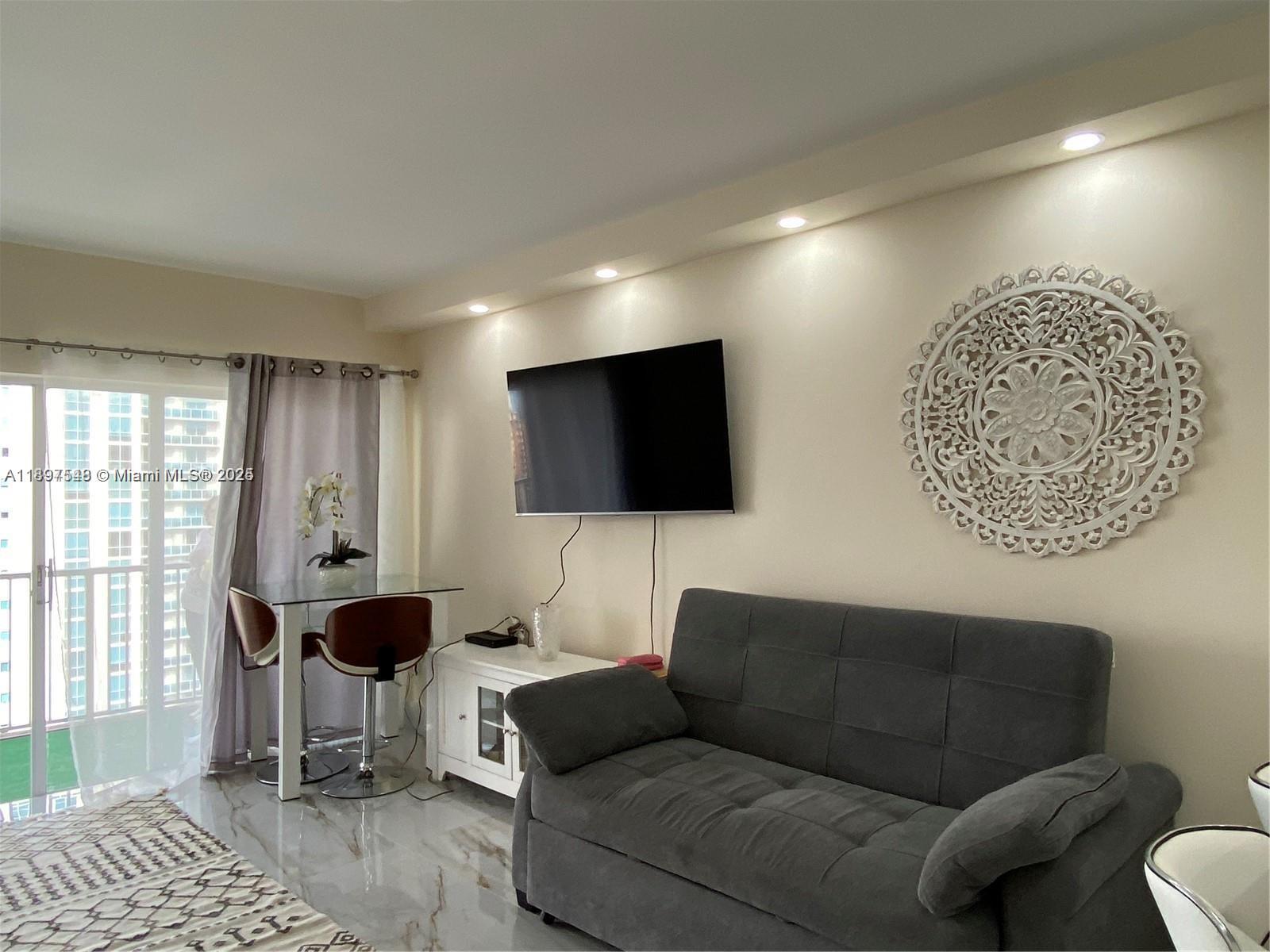 Ver detalles 15A 0 / 1 545 sq. ft. $ 2025-10-16 0 foto