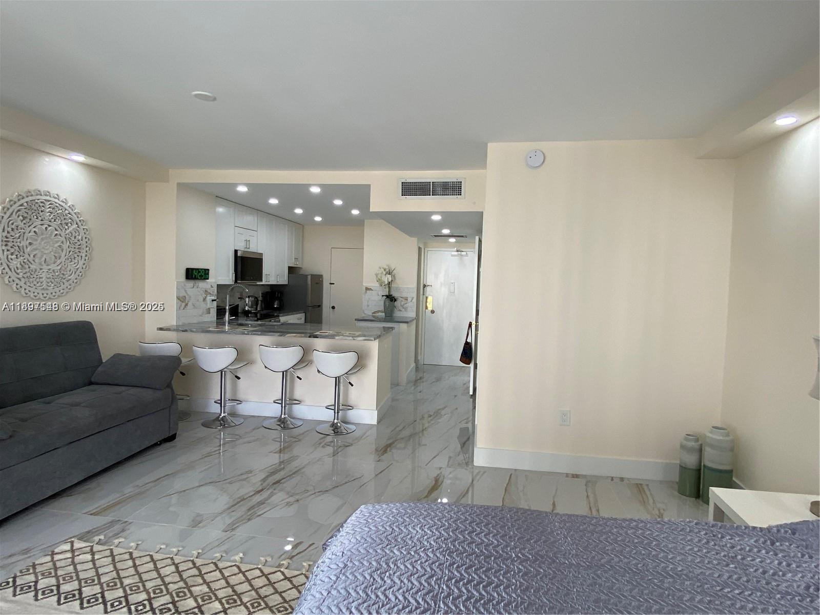 Ver detalles 15A 0 / 1 545 sq. ft. $ 2025-10-16 0 foto