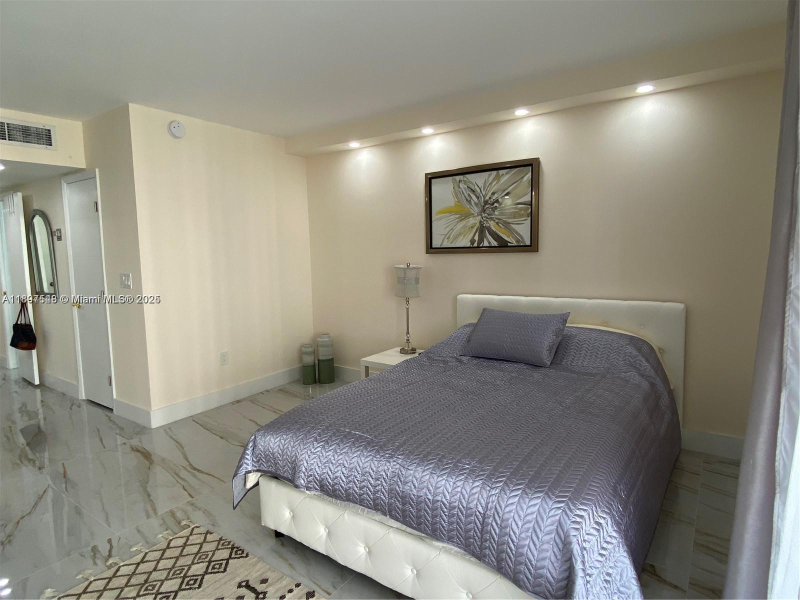 Ver detalles 15A 0 / 1 545 sq. ft. $ 2025-10-16 0 foto
