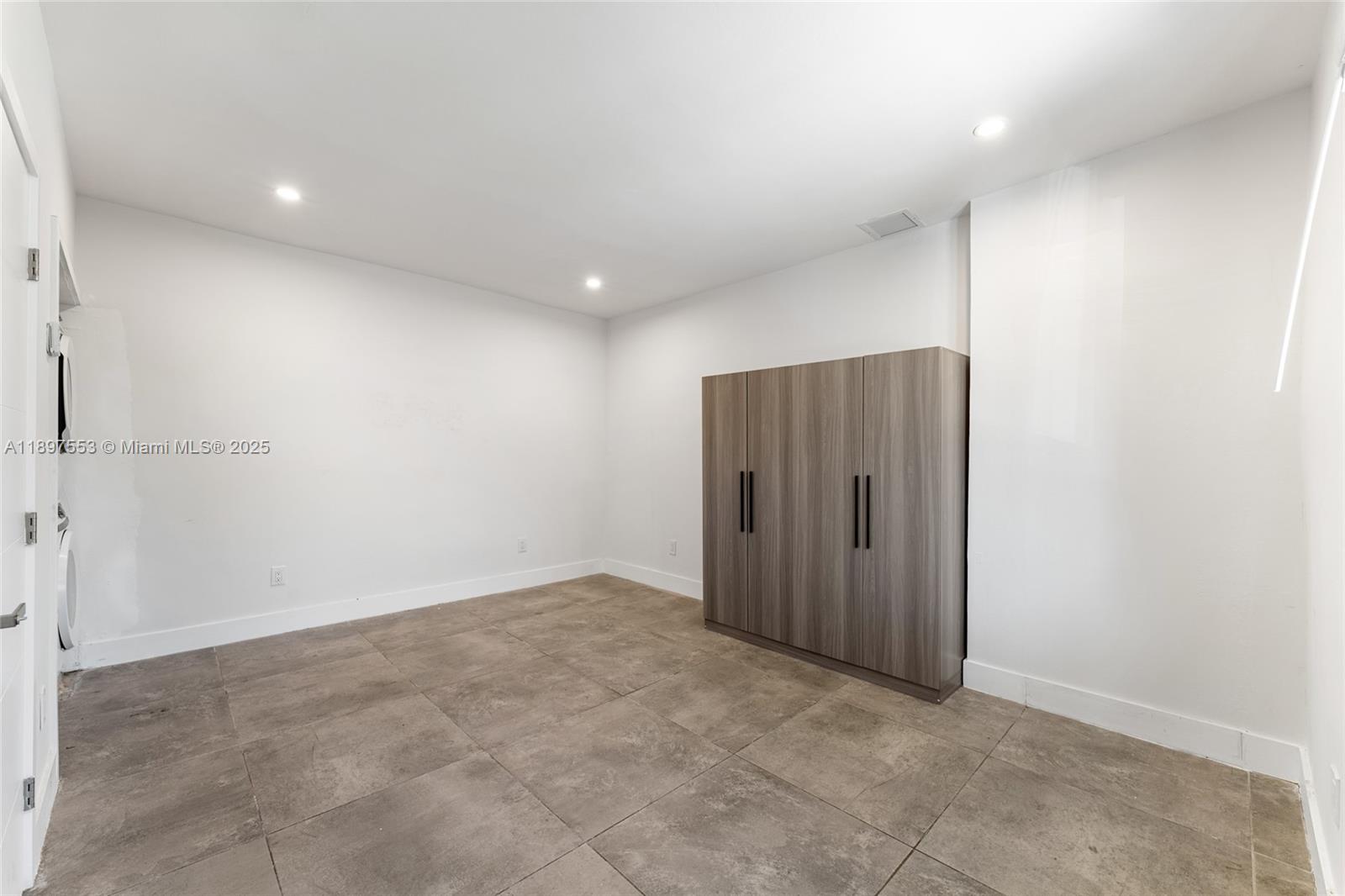 See details / 2224 sq. ft. $ 2025-10-16 0 Photo
