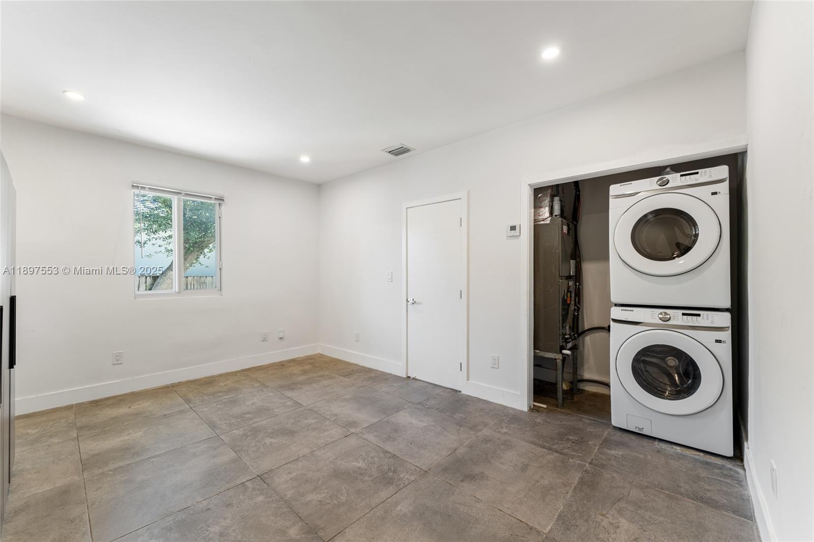 See details / 2224 sq. ft. $ 2025-10-16 0 Photo