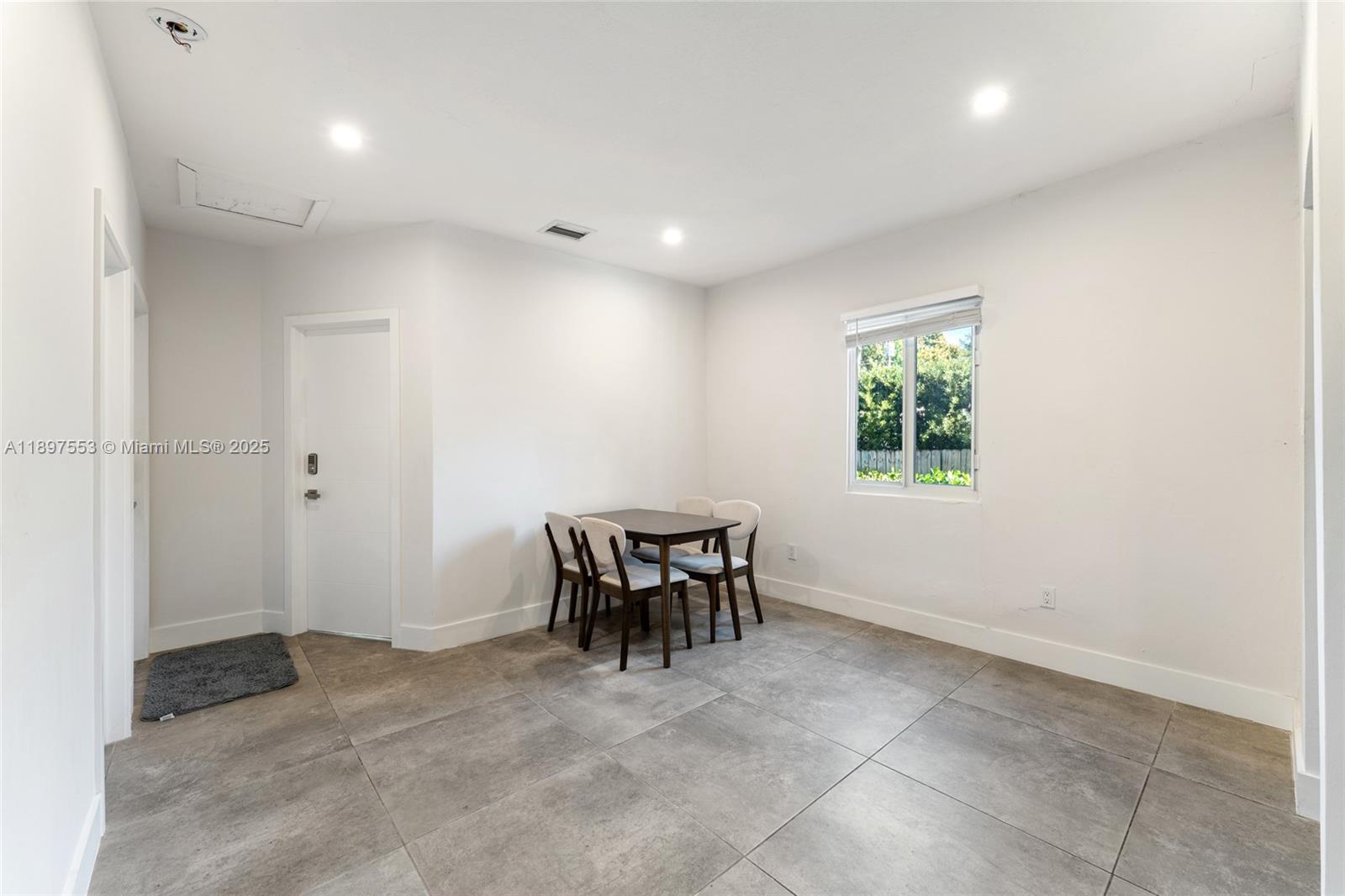 See details / 2224 sq. ft. $ 2025-10-16 0 Photo