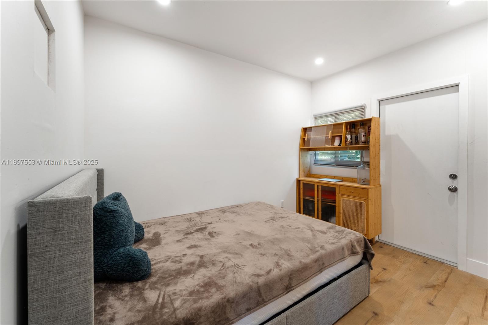See details / 2224 sq. ft. $ 2025-10-16 0 Photo