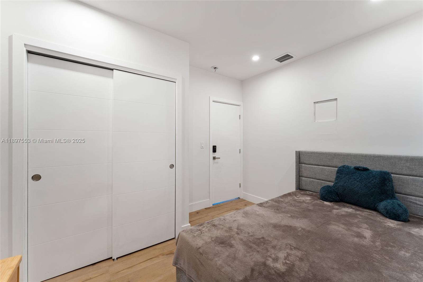 See details / 2224 sq. ft. $ 2025-10-16 0 Photo