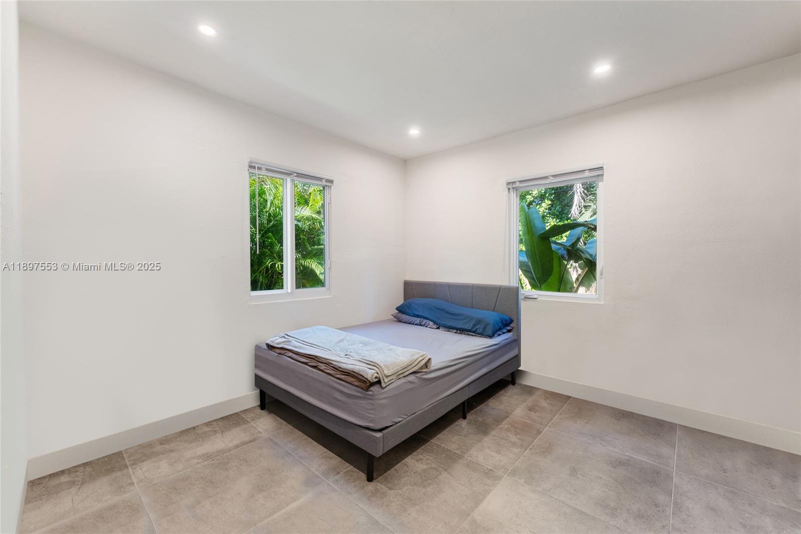 See details / 2224 sq. ft. $ 2025-10-16 0 Photo