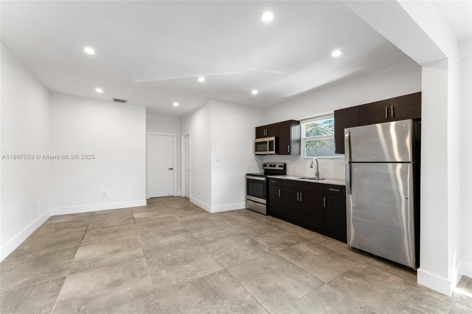 See details / 2224 sq. ft. $ 2025-10-16 0 Photo
