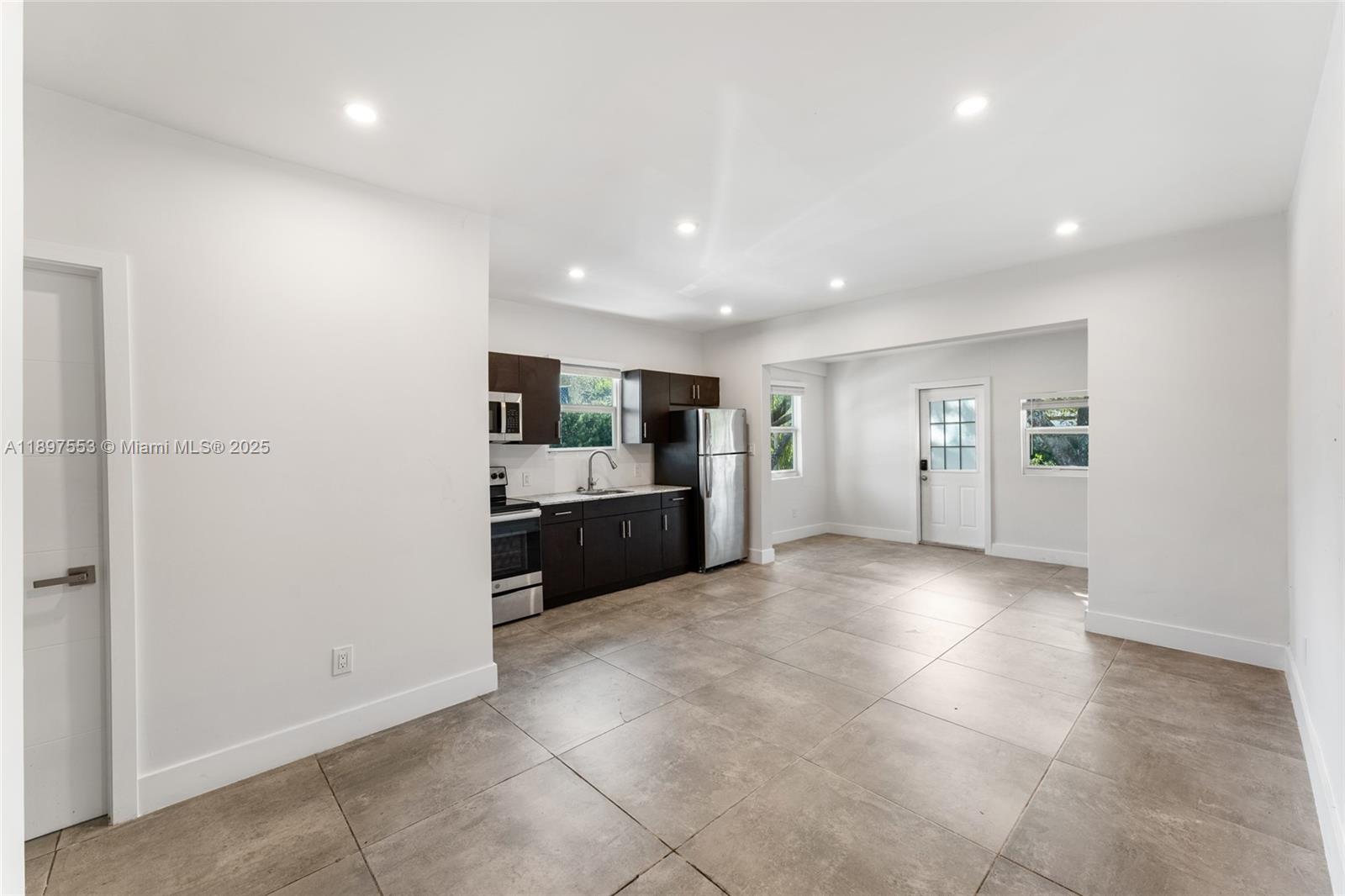 See details / 2224 sq. ft. $ 2025-10-16 0 Photo
