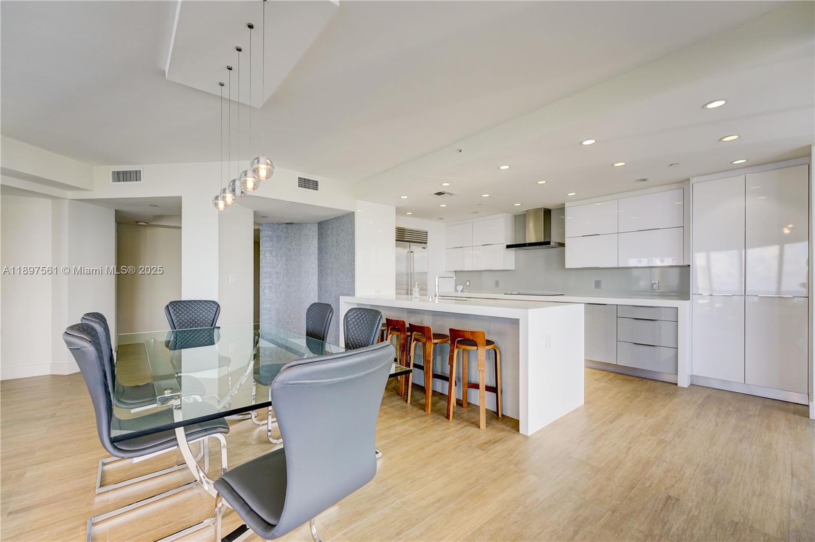 See details 2904 2 / 3 2150 sq. ft. $ 2025-10-16 0 Photo