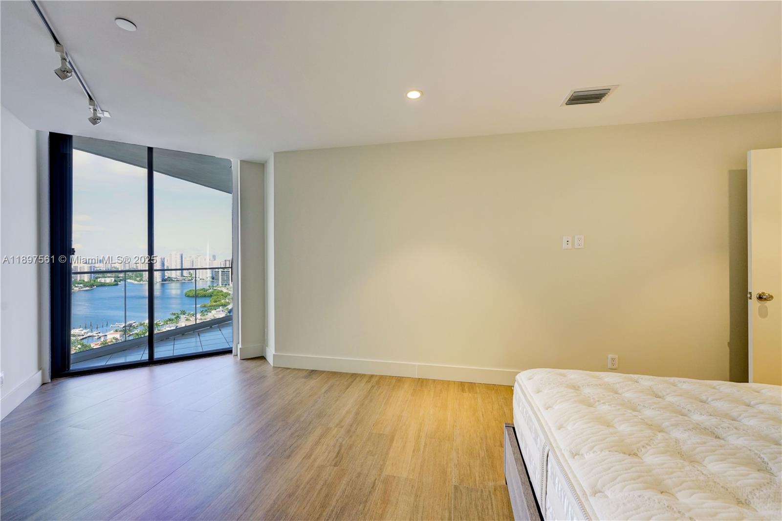 See details 2904 2 / 3 2150 sq. ft. $ 2025-10-16 0 Photo