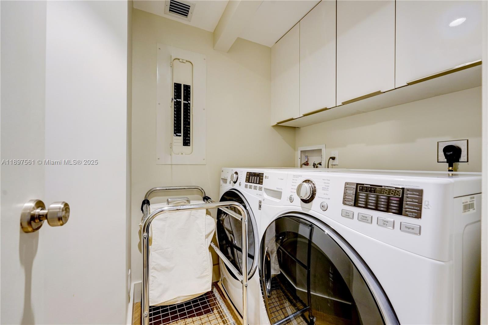 See details 2904 2 / 3 2150 sq. ft. $ 2025-10-16 0 Photo