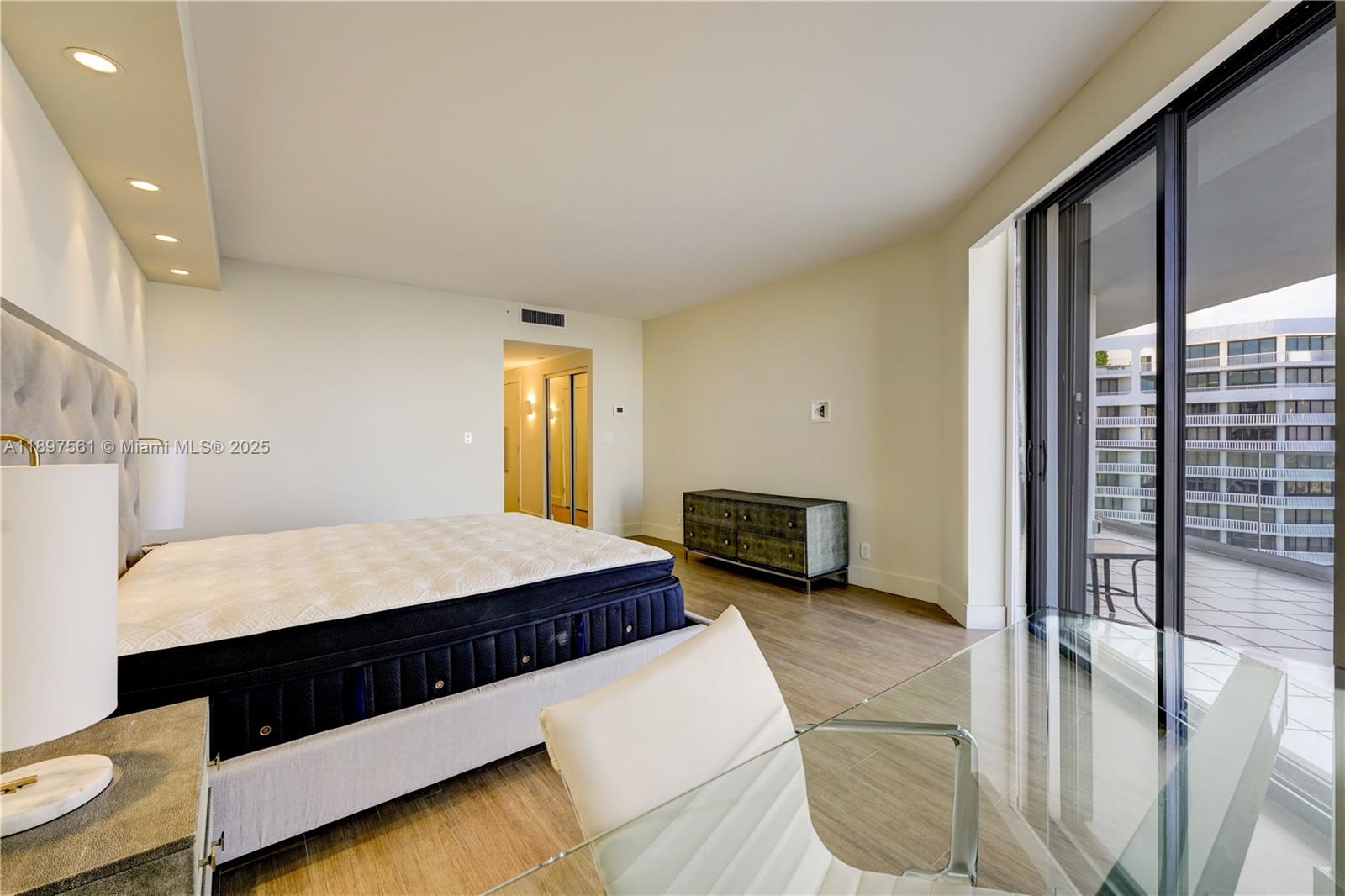 See details 2904 2 / 3 2150 sq. ft. $ 2025-10-16 0 Photo