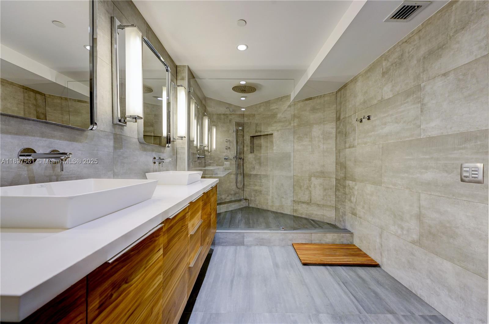 See details 2904 2 / 3 2150 sq. ft. $ 2025-10-16 0 Photo