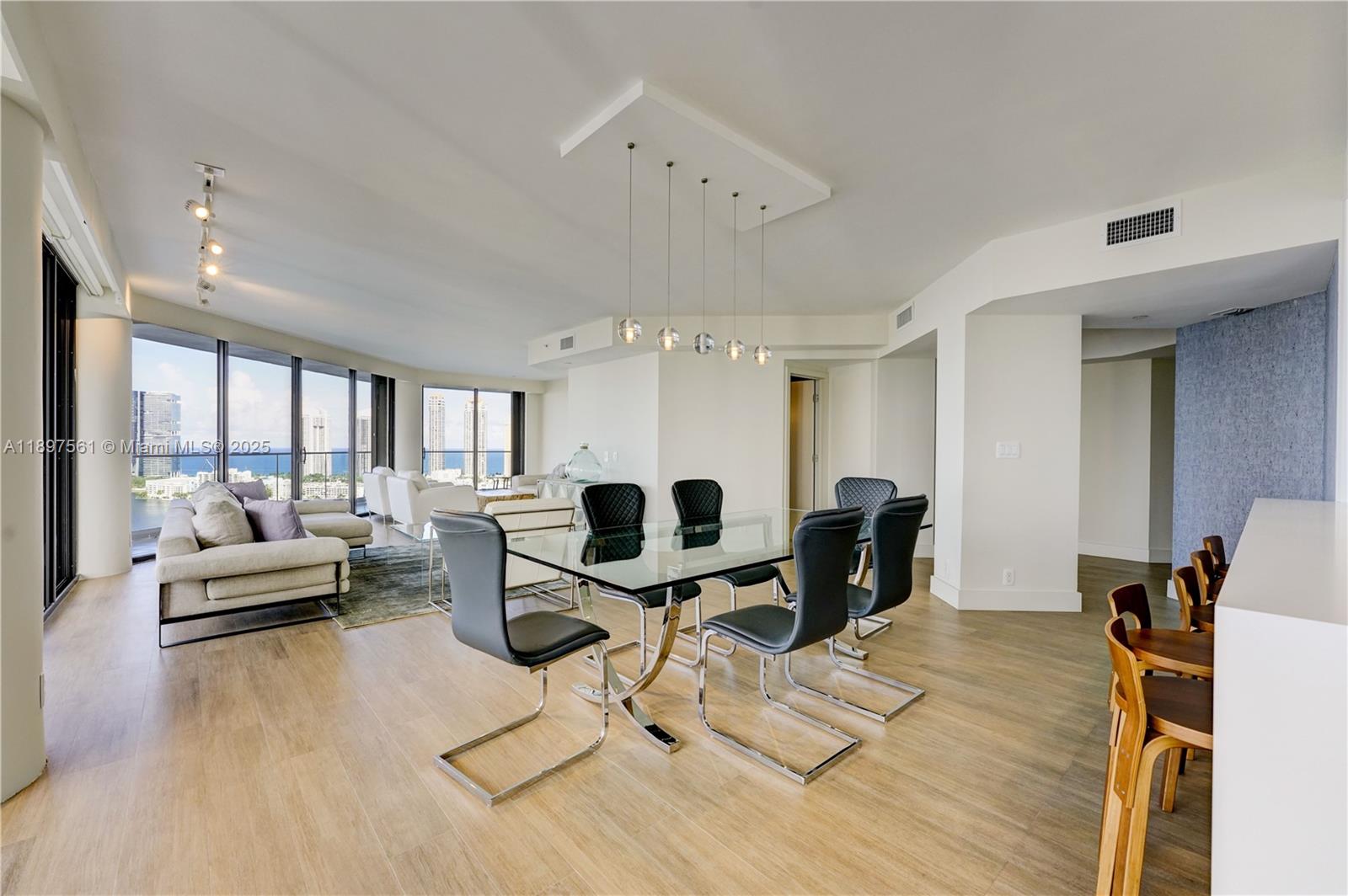 See details 2904 2 / 3 2150 sq. ft. $ 2025-10-16 0 Photo