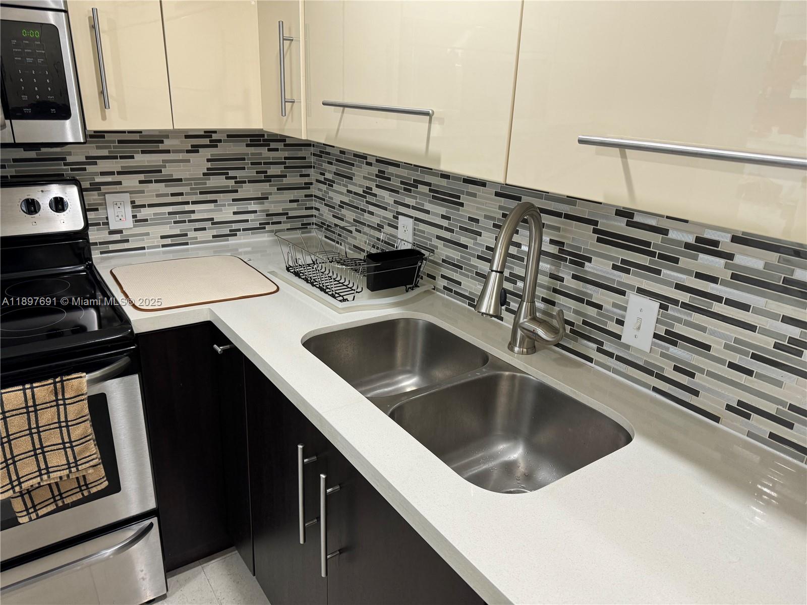 See details 807 2 / 2 1357 sq. ft. $ 2025-10-16 0 Photo