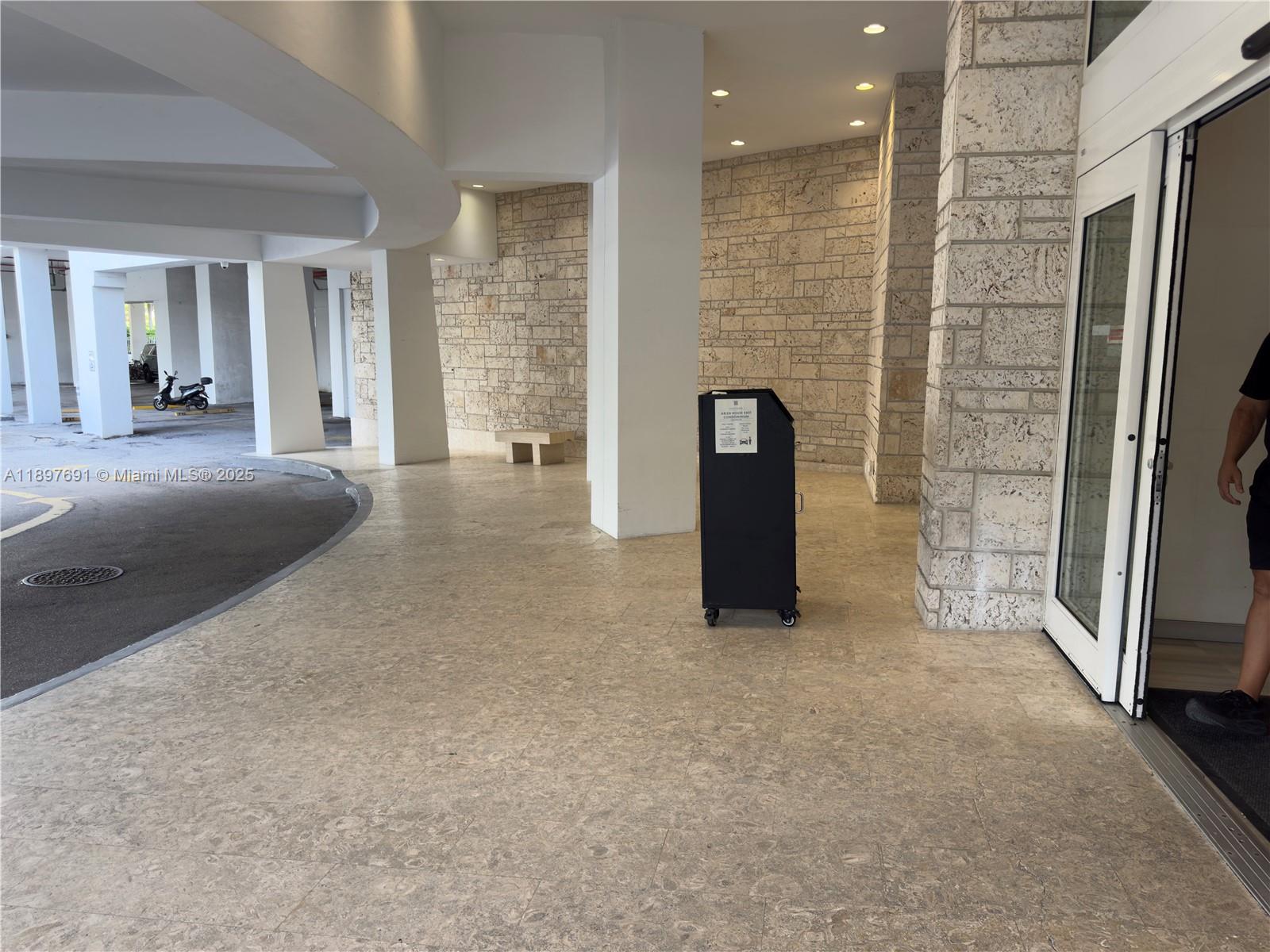 807 2 / 2 1357 sq. ft. $ 2025-10-16 0 Photo