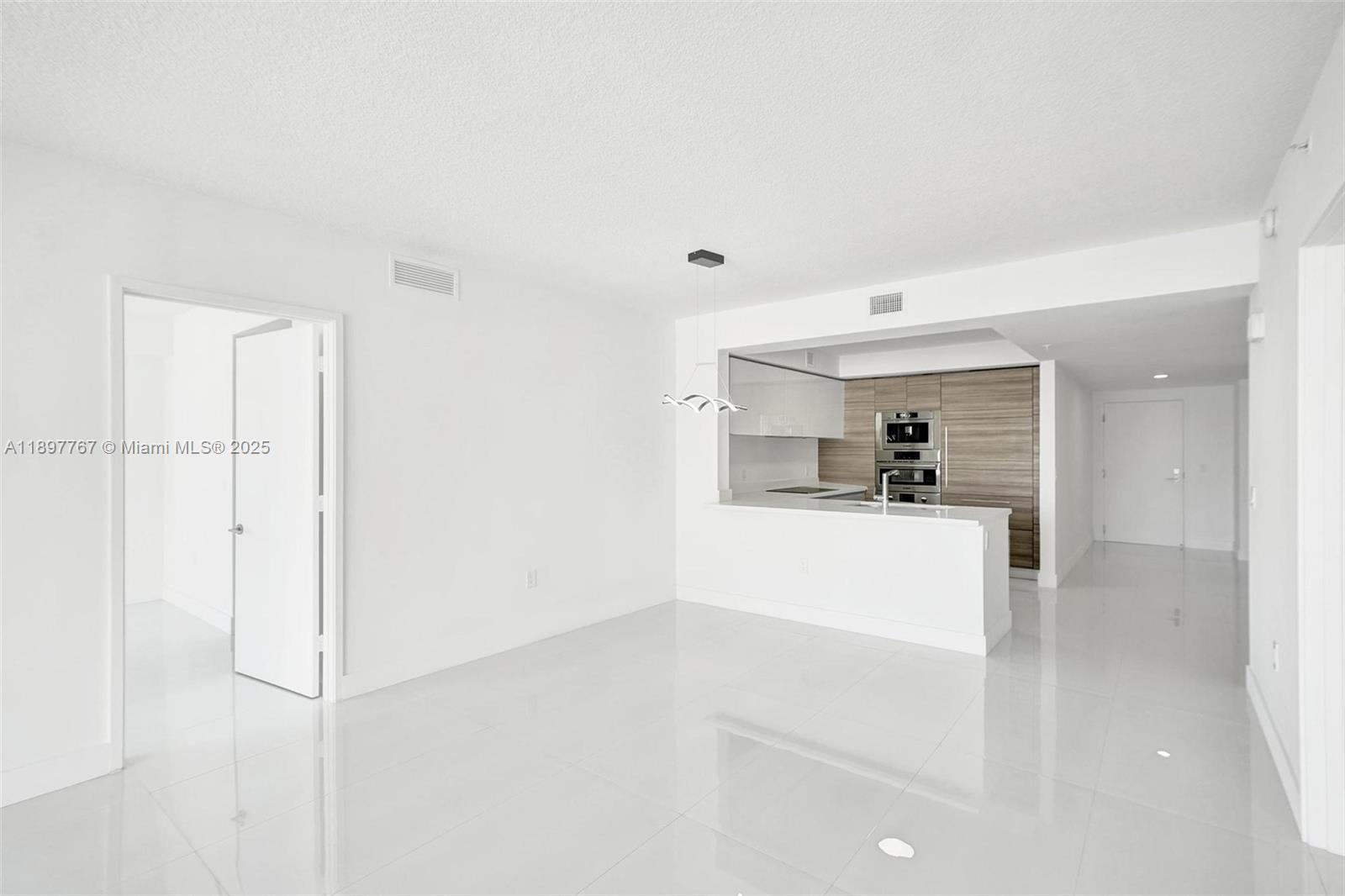 5-805 2 / 3 1541 sq. ft. $ 2025-10-17 0 Photo
