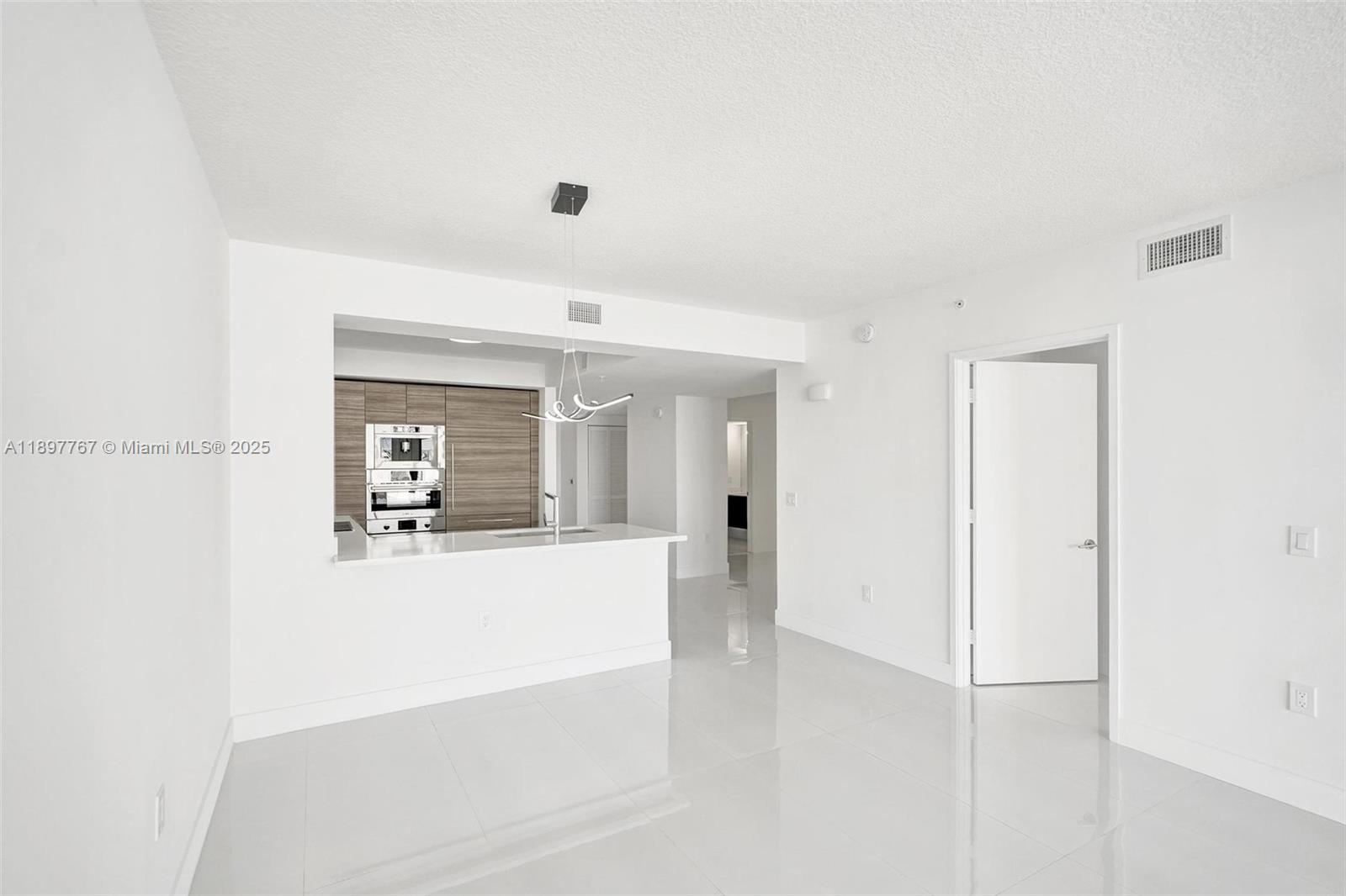5-805 2 / 3 1541 sq. ft. $ 2025-10-17 0 Photo