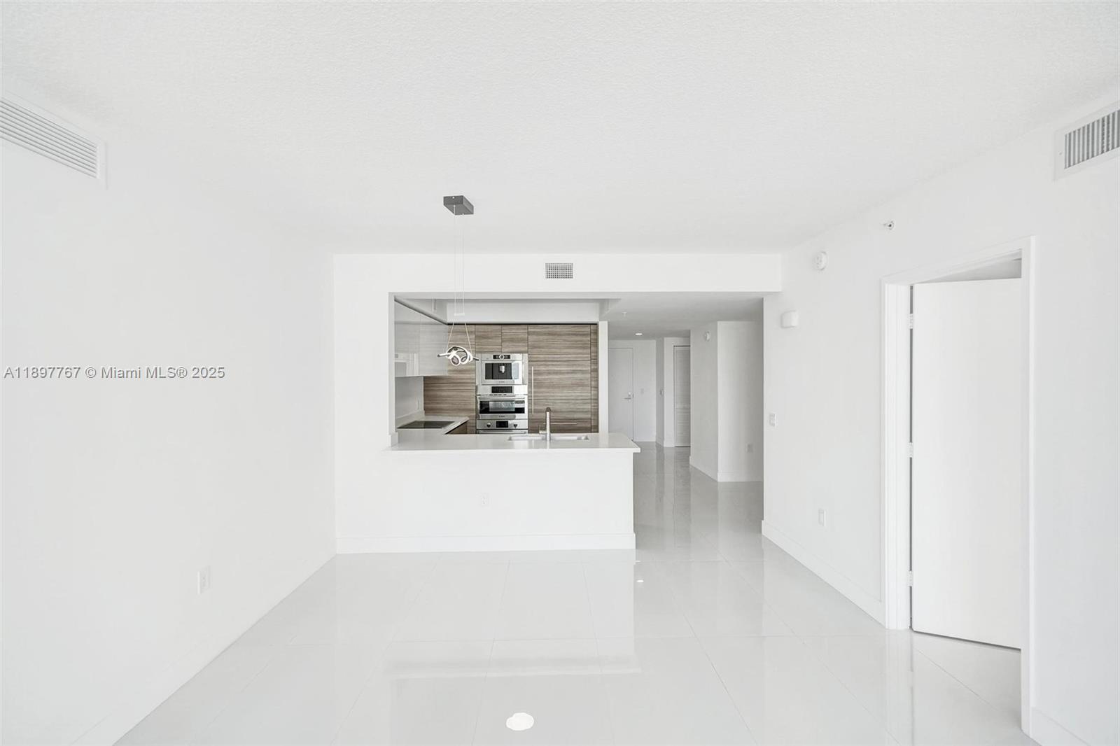 5-805 2 / 3 1541 sq. ft. $ 2025-10-17 0 Photo