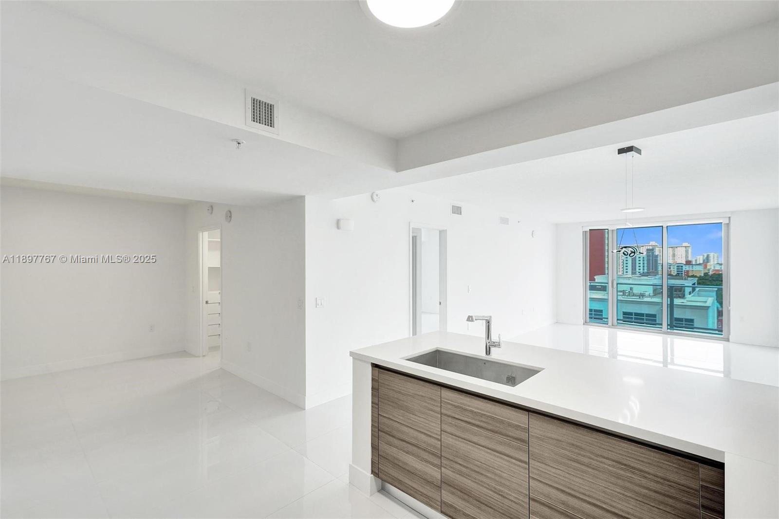 5-805 2 / 3 1541 sq. ft. $ 2025-10-17 0 Photo