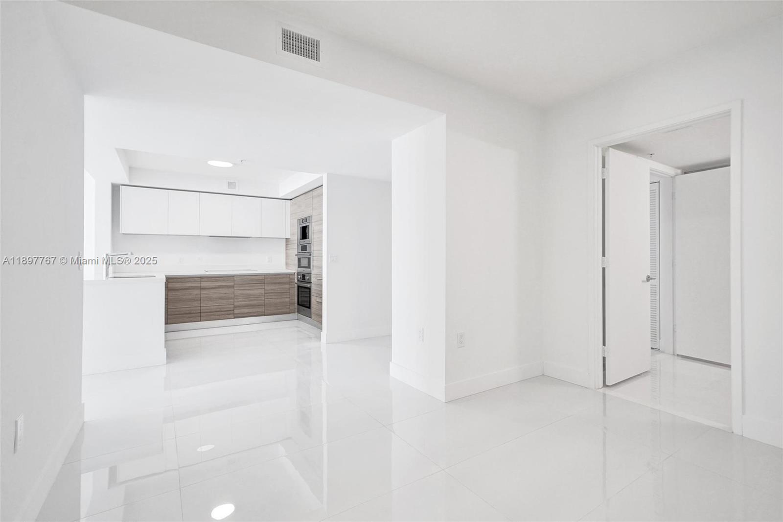 5-805 2 / 3 1541 sq. ft. $ 2025-10-17 0 Photo