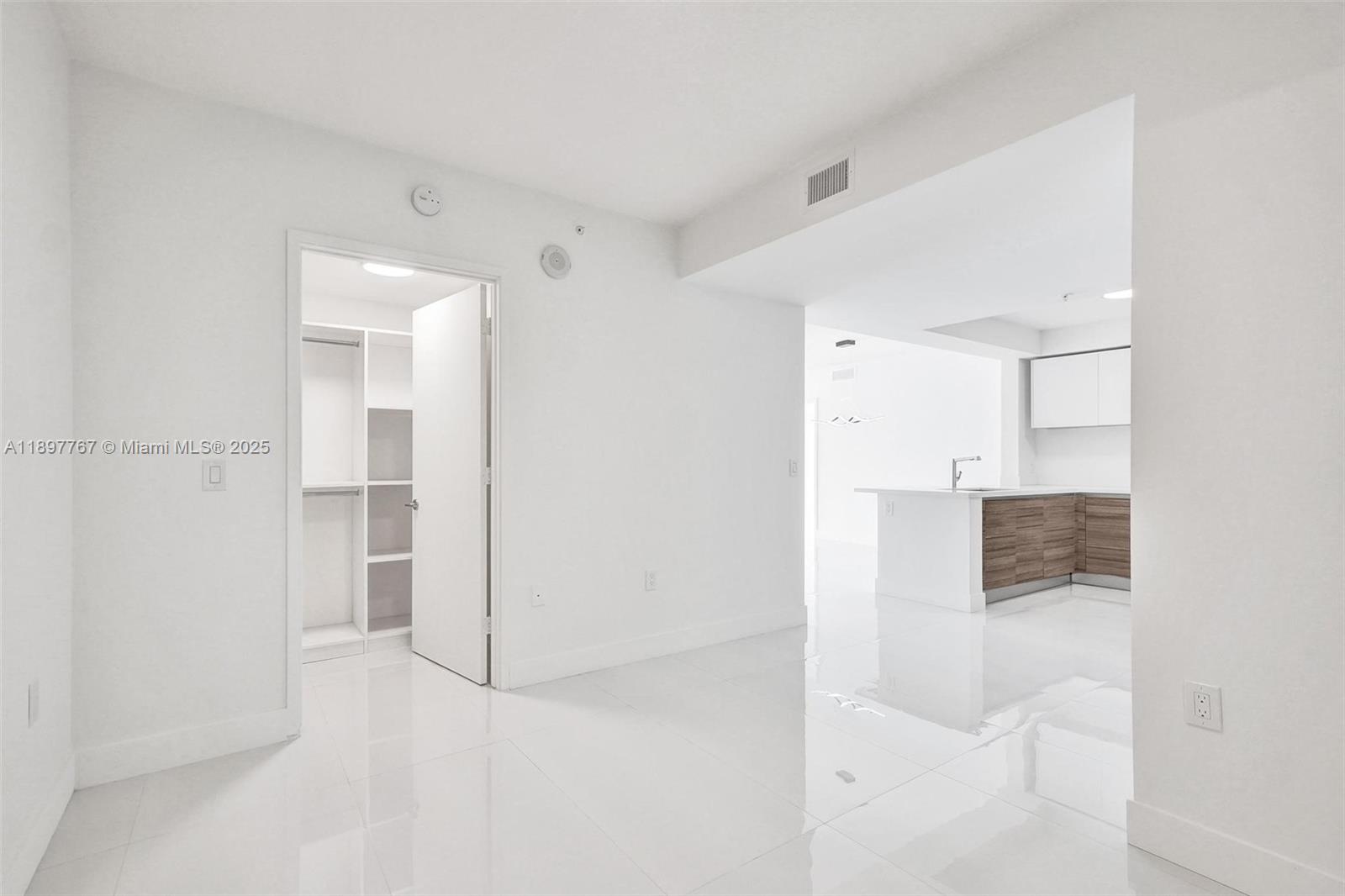 5-805 2 / 3 1541 sq. ft. $ 2025-10-17 0 Photo