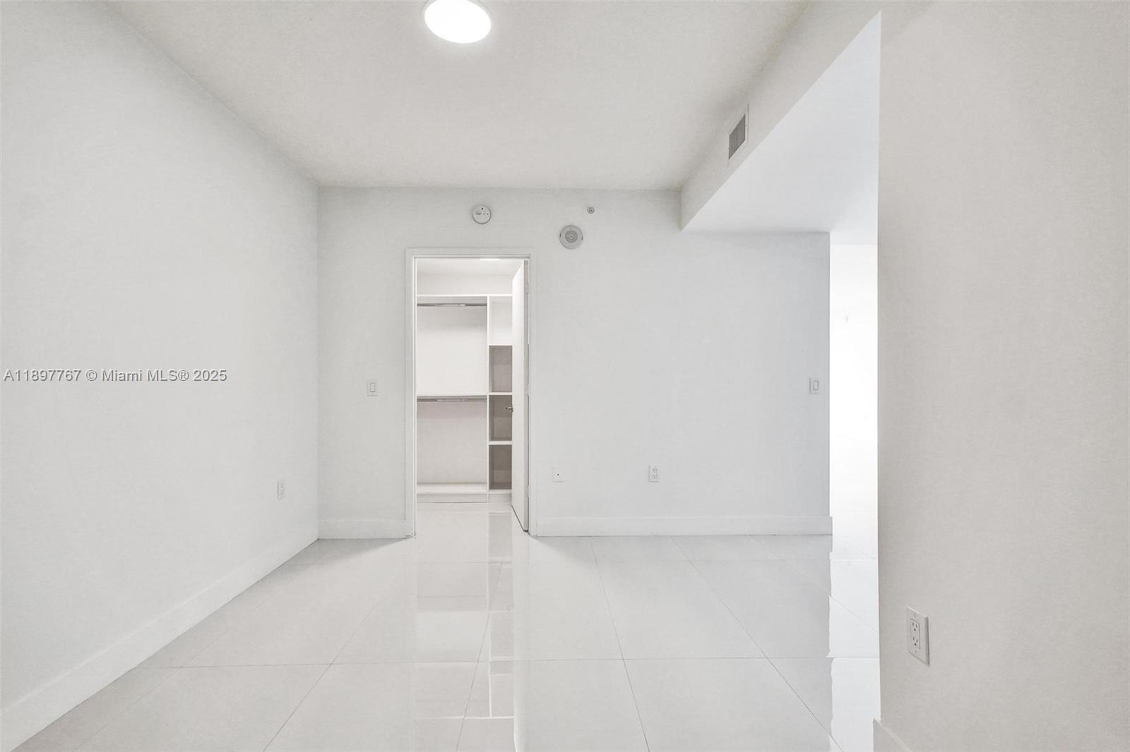 5-805 2 / 3 1541 sq. ft. $ 2025-10-17 0 Photo