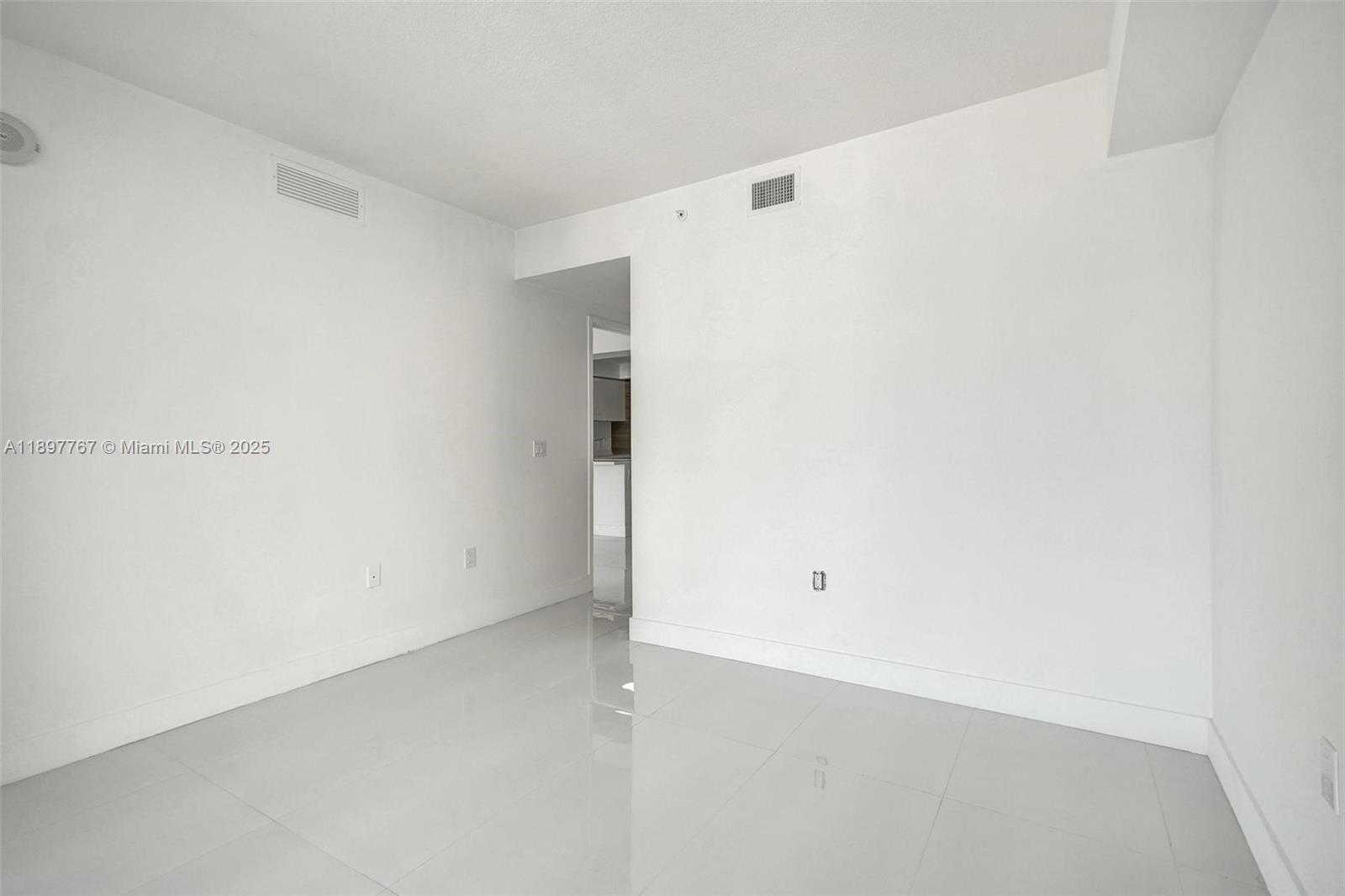 5-805 2 / 3 1541 sq. ft. $ 2025-10-17 0 Photo