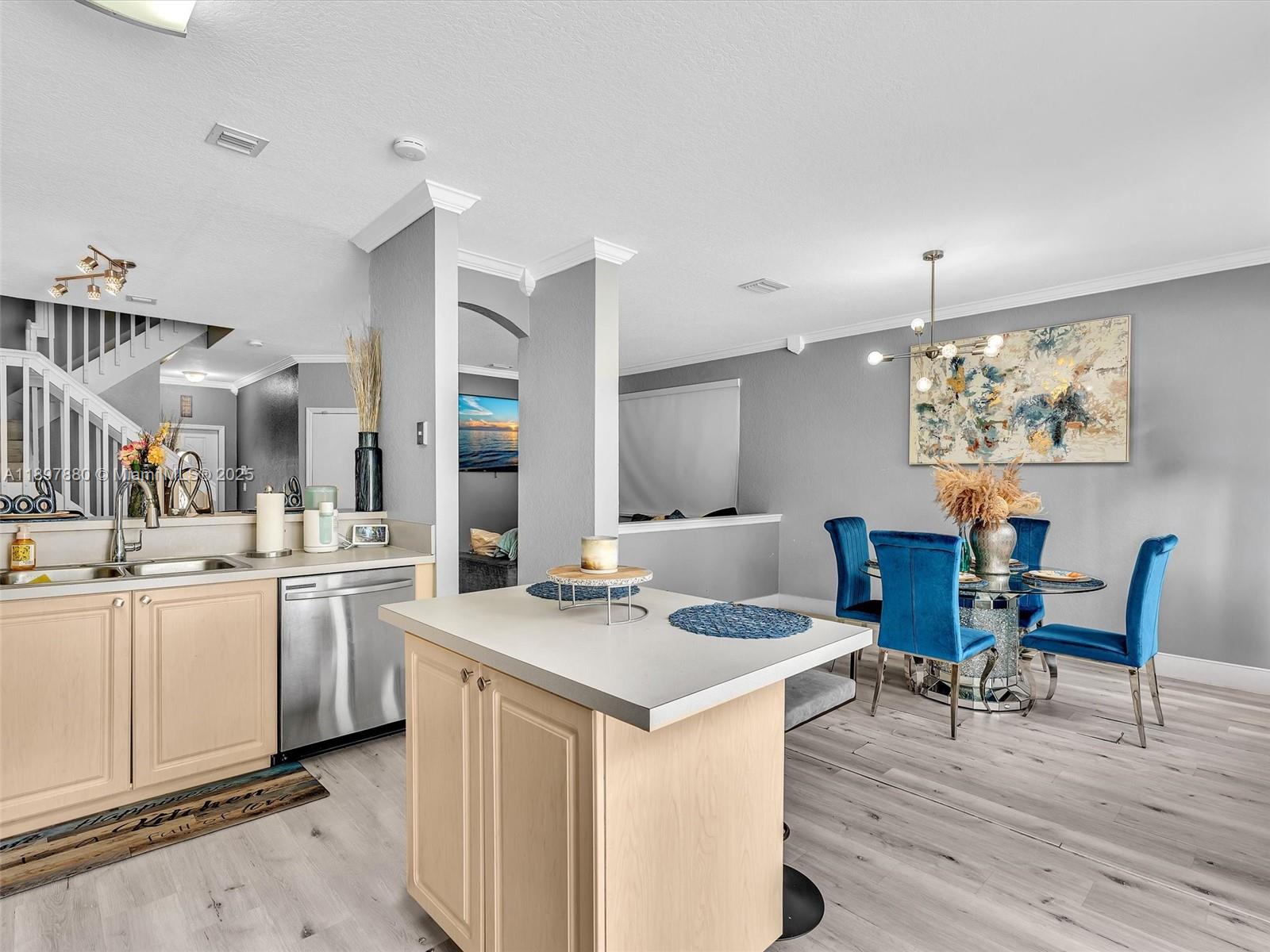 Ver detalles 9125 4 / 3 1848 sq. ft. $ 2026-06-30 0 foto