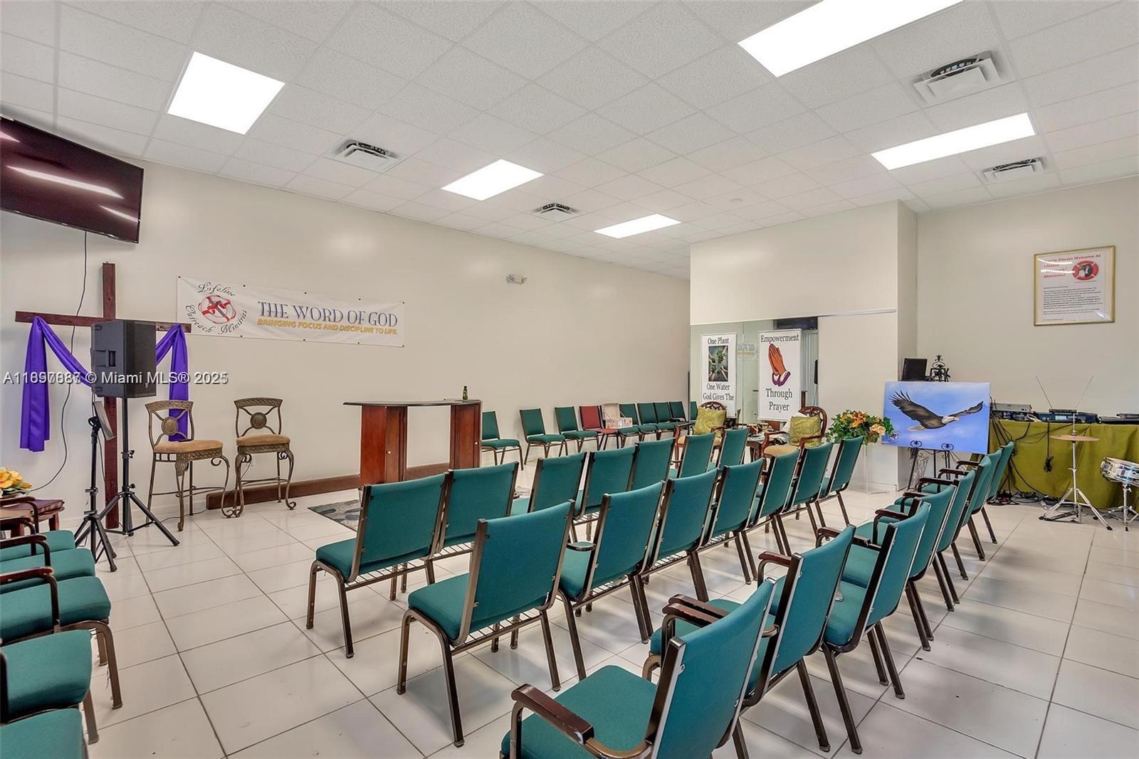 Подробнее   /   кв.футов $ 2025-10-17 0 Фото