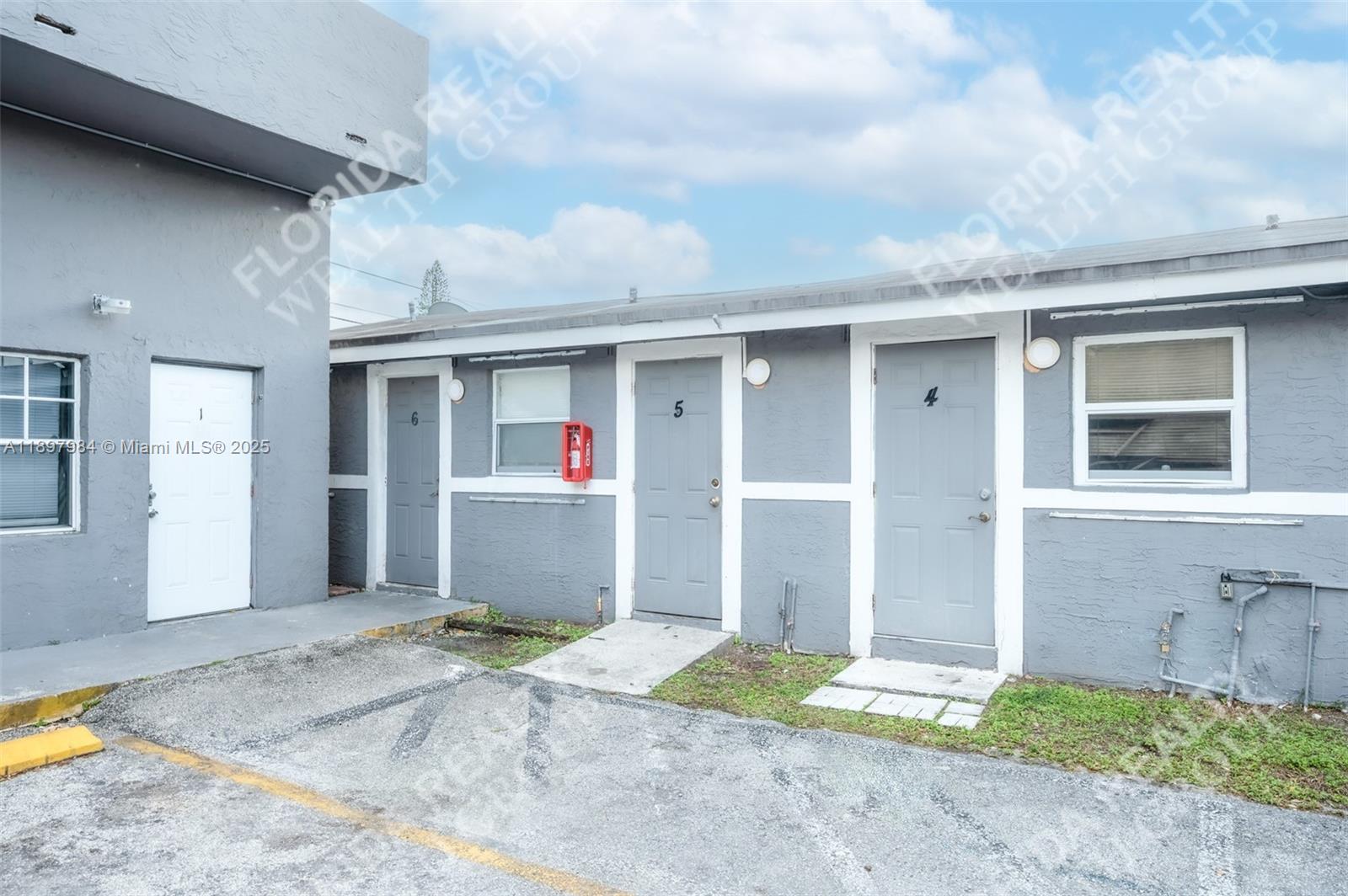 See details / 1600 sq. ft. $ 2025-10-17 0 Photo