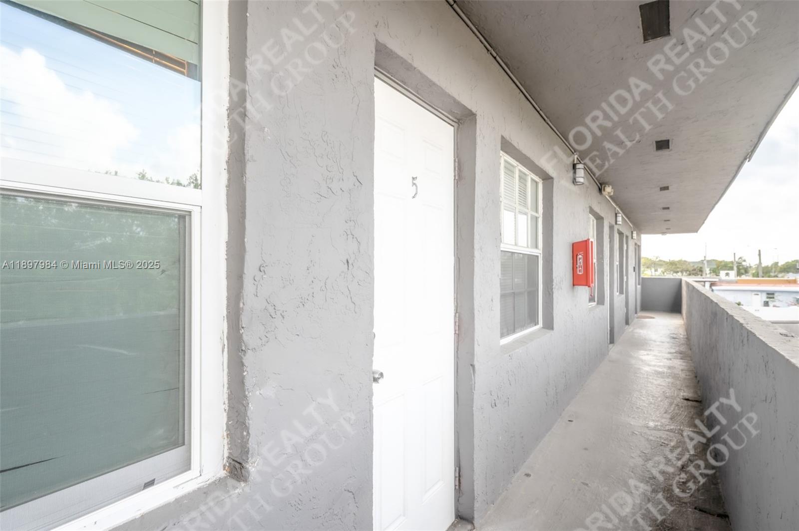 See details / 1600 sq. ft. $ 2025-10-17 0 Photo