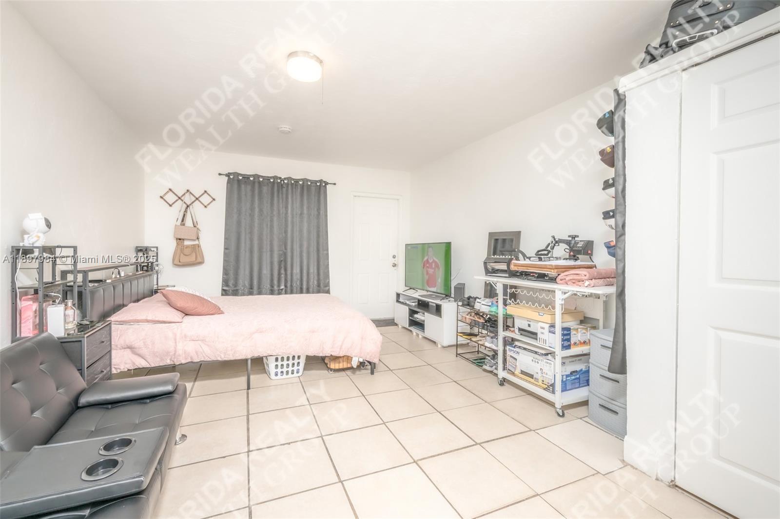 See details / 1600 sq. ft. $ 2025-10-17 0 Photo