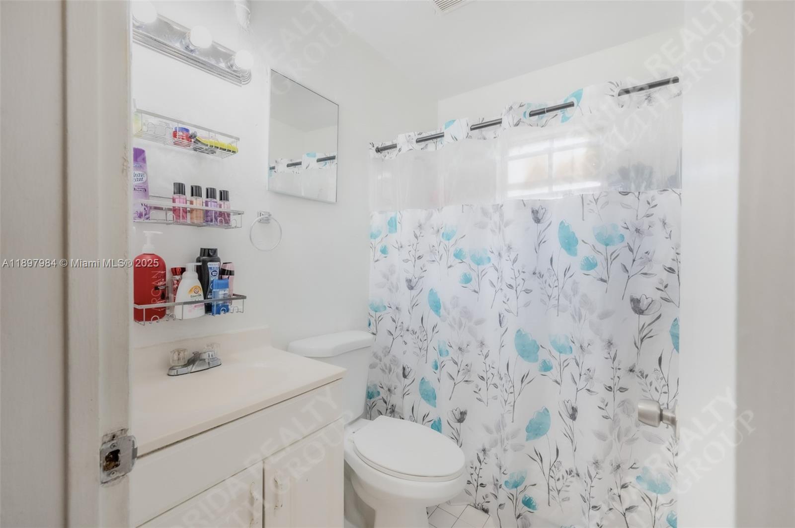 See details / 1600 sq. ft. $ 2025-10-17 0 Photo