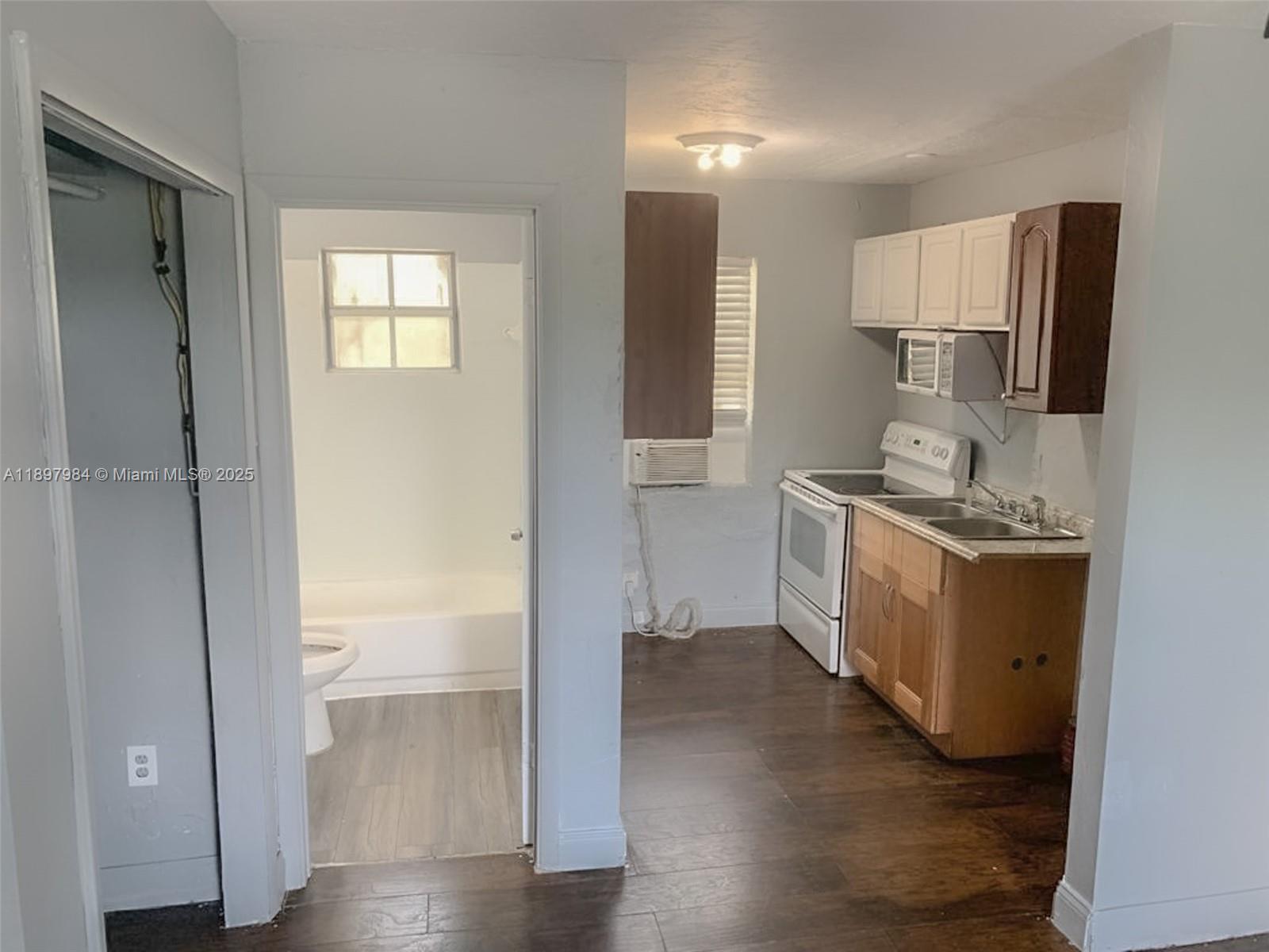 See details / 1600 sq. ft. $ 2025-10-17 0 Photo