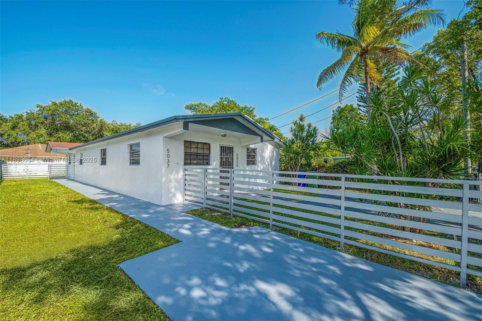 See details / 1816 sq. ft. $ 2025-10-17 0 Photo